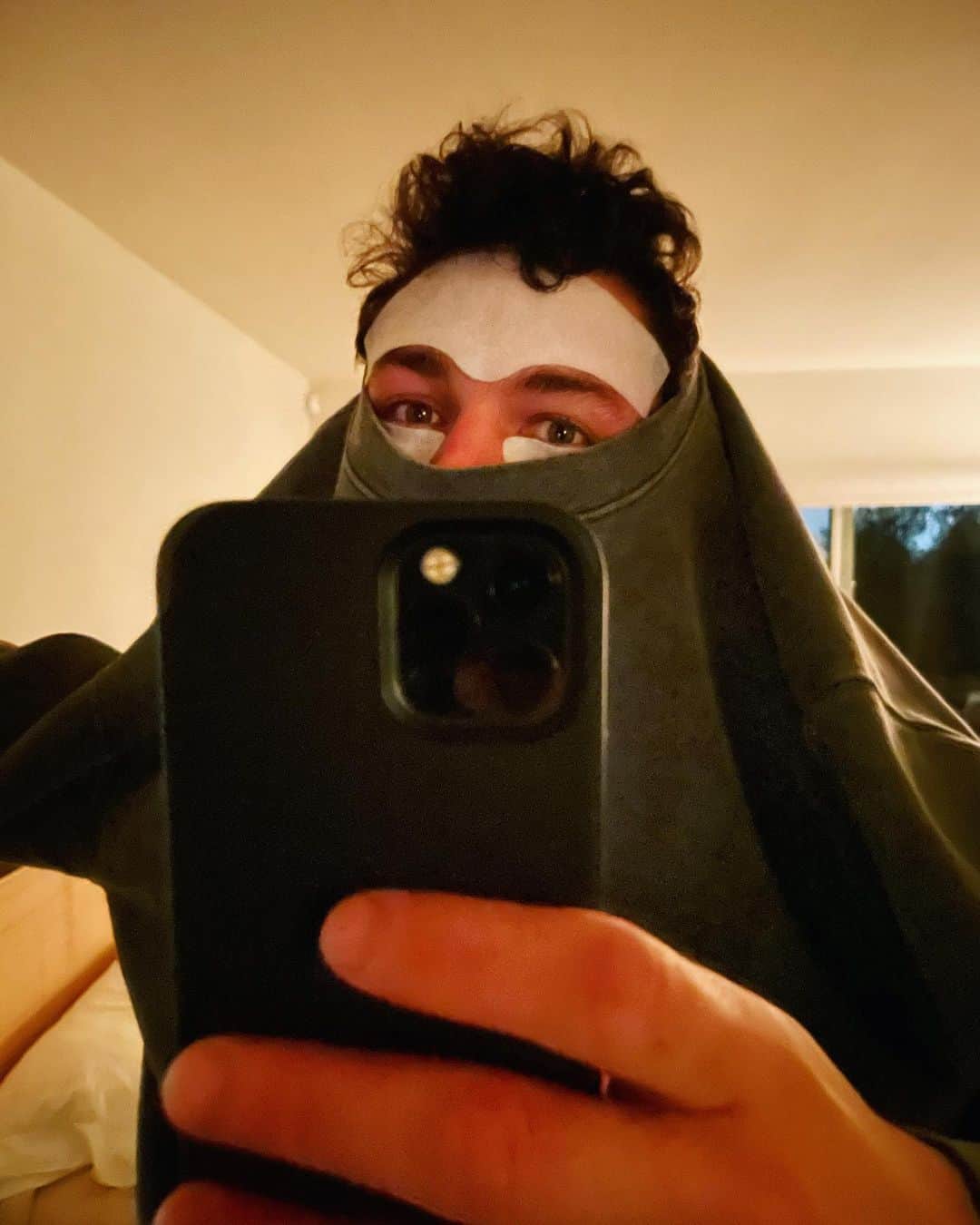 マイルズ・マクミランのインスタグラム：「Caught myself getting ready for this evening’s dog walk.」