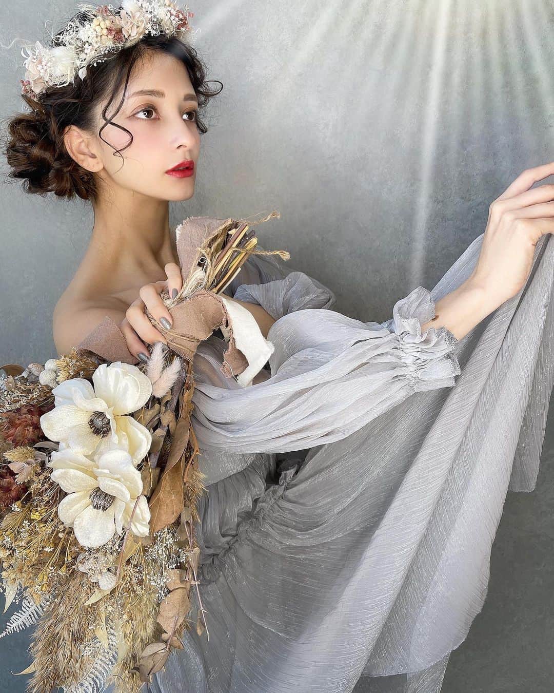 堀井大輔のインスタグラム：「・ ・ 毎回、絵になるみっちー🐭 ・ しゃべらなかったら！ 歌わなかったら！！ 踊らなかったら！！！笑 ・ そこがみっちー ・ 我慢するしかない笑 ・ イメージをさらに飛躍できるモデルさん✨ ・ いつもありがとう♡ ・ ・ 𝑚𝑜𝑑𝑒𝑙 @michie_0204  ℎ𝑎𝑖𝑟/𝑝ℎ𝑜𝑡𝑜 @daisuke_5511  ℎ𝑎𝑖𝑟 𝑎𝑐𝑐𝑒𝑠𝑠𝑜𝑟𝑦 @bebu_flower  ・ ・ #クラウンヘアー#天白区#名古屋 #名古屋美容師 #美容師 #ヘアセット#セット#ヘアアレンジ #プレ花嫁 #作品撮り #ウェディングドレス #ホリーマジック #ホリージョ撮影 #ホリージョ #2021秋婚 #2021春婚 #2021夏婚 #全国のプレ花嫁さんと繋がりたい #ウェディングニュース #コテ巻き #巻き髪 #ゼクシィ2021 #アップスタイル #まとめ髪 #おだんご #編みおろし #Dressy花嫁 #プラコレ ￼ 	◦」