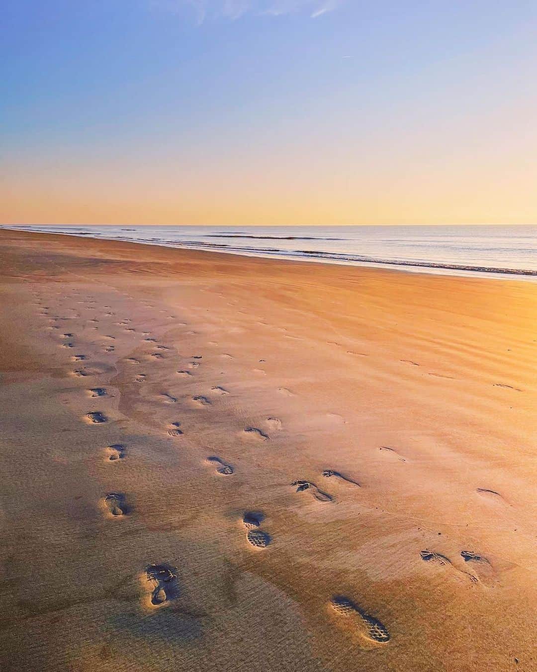 instagoodのインスタグラム：「@theappdude17 Sunrises on Hilton Head are one of the best things. I’m notoriously slow when it comes to getting out of bed in the morning but I made myself get out to the beach early enough every morning to catch it, and I definitely didn’t regret it. ☀️」