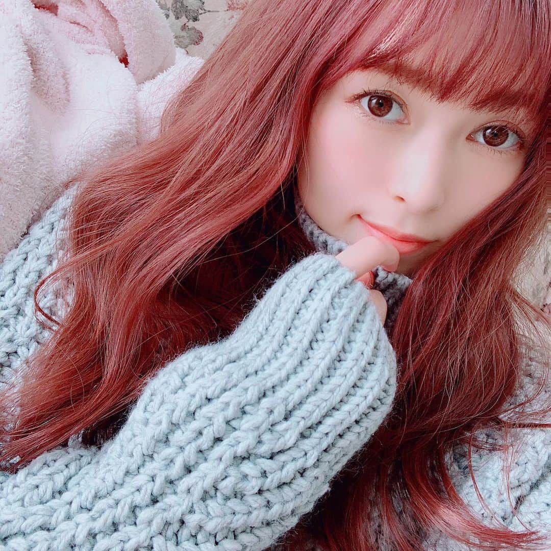 町田亜里香のインスタグラム：「学校に行く時とかは、 裸眼メイクすることが多いの😚💪 でもやっぱり…裸眼嫌い🌝。 . 前髪切りました✂️✂️✂️ . #裸眼メイク #ママメイク  . 一時期下地にちょー時間かかってたけど、 最近は肌質綺麗になって そこまで時間かからなくなって☺️ 10.15分でこのメイク💄できる⸜❤︎⸝ . やっぱり元々のベースを 綺麗にしとくのって大事🤫 化粧のりも違うし🤣 . 自宅でできるケアで頑張る😍💋 . . #スキンケア #スキンケアマニア  #肌質改善 #ママ」