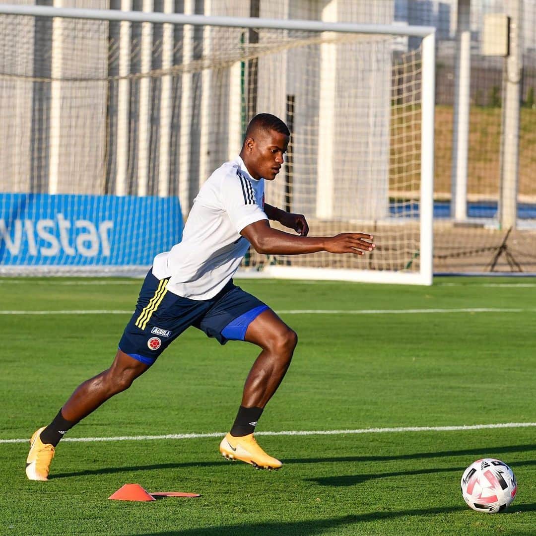 サッカー コロンビア代表チームのインスタグラム：「📸 ¡Trabajando con los colores que más queremos!   🟡🟡🔵🔴  #VamosColombia 🇨🇴」