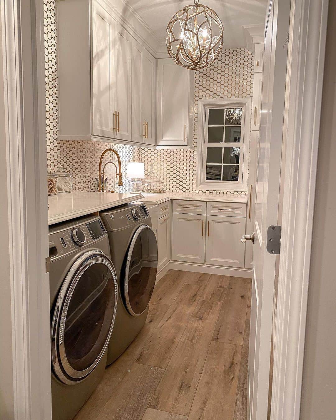 のインスタグラム：「My laundry room!  @farahjmerhi Head over to my personal page @farahjmerhi to see the before of my laundry room and a full video tour of this room! @farahjmerhi」