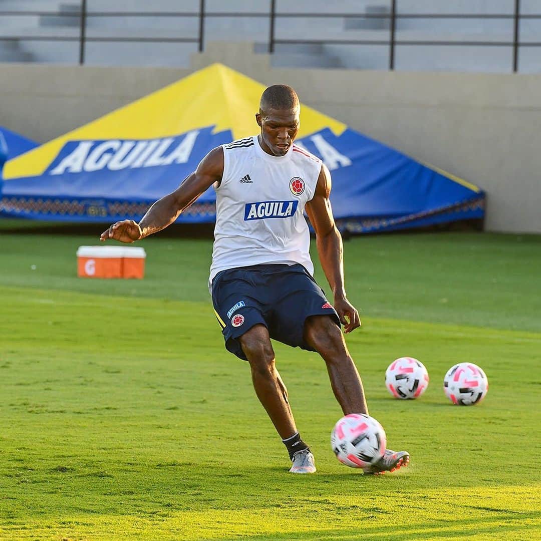 サッカー コロンビア代表チームのインスタグラム：「📸 🤜🤛⚽️  #VamosColombia 🇨🇴」