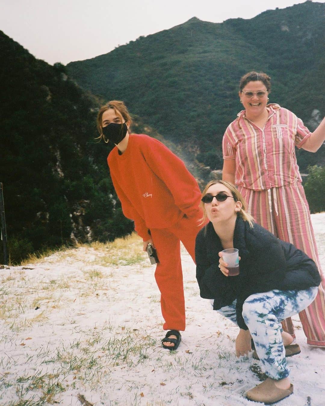 ゾーイ・ドゥイッチのインスタグラム：「that time during a global pandemic when it snowed in malibu 🤔 things are getting weird here on 🌎」