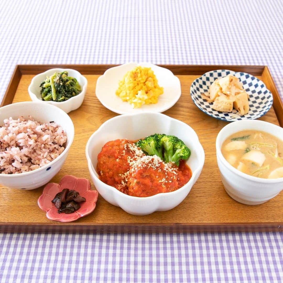 のインスタグラム：「. ＼レストラン・カフェゆとりの空間／  ゆとりの空間カフェ・レストランでは、 月替わりで展開するランチメニュー 「栗原さんちのお昼ごはん」をご提供しております。  メインは、定番人気の「揚げ鶏のねぎソース」など 月替わり3品の中から、1品をお選びいただけます。  毎月変わる「ごまあえ」をはじめとした副菜3品、 雑穀米か白米でお選びいただけるごはん、 具だくさんの「ごまみそ汁」、 ゆとりの空間オリジナルの香物がセットです。  今月のメインは、 「煮込みハンバーグ ハーブトマトソース」 「カジキの照り焼き チーズクリームソース」  「揚げ鶏のねぎソース」  満足感たっぷりのお昼ごはんを ぜひお召し上がりください。  ※ランチメニューのご提供時間は11時～14時30分となります ※ゆとりの空間 キャナルシティ博多店をのぞく  #ランチョンマット #こだわり #レシピ #定番レシピ #レストラン #ゆとりの空間 #caféゆとりの空間 #栗原はるみ #大丸札幌 #大丸神戸 #大丸京都 #日比谷シャンテ #宮崎山形屋 #山形屋 #鶴屋百貨店 #栗原さんちのお昼ごはん #ランチ #ランチメニュー」