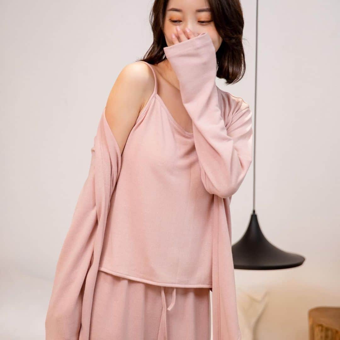 maison de LATIRのインスタグラム：「ゆるっとラフに着られるガウン付きのルームウェア。 室内の気温調節が難しい時に便利な さらりと一枚羽織れる程よい丈感のガウンです。 柔らかい素材感が着用しやすくリラックス出来ますね。  ↓ご購入はこちらから↓ @maison_de_latir #maison_de_latir #メゾンドラティール #https://shop-list.com/women/brand/maison-de-latir/」