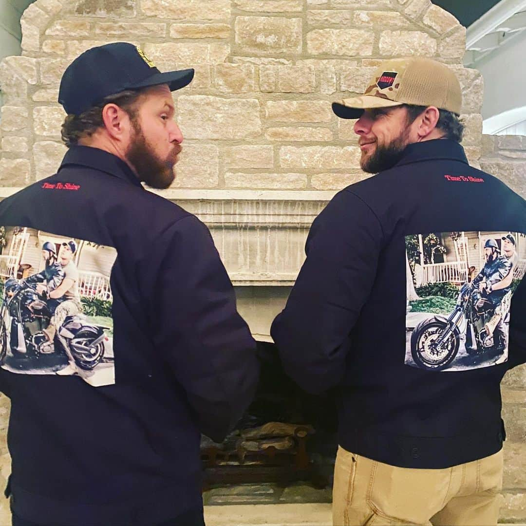 マックス・シエリオットのインスタグラム：「Happy birthday to my sugarplum @ajbuckley !!! Nothin says ride or die like matching jackets baby!!!!!!🤣😘 #happybirthdayprincess #itsalwayssonnyinclayville #sealteam #timetoshine」