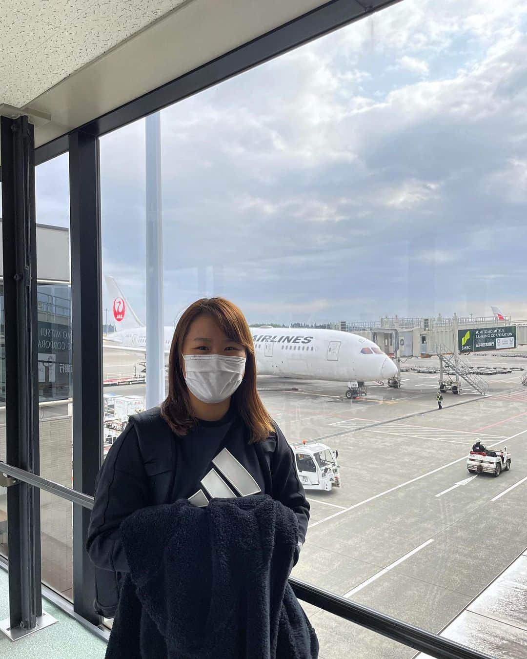 畑岡奈紗のインスタグラム：「アメリカに戻ってきました🇺🇸 今年も @japanairlines_jal 様にサポートして頂いております。 昨年から続く新型コロナウイルス感染症で移動の際には特に注意をして活動しています。 今回JALにて久しぶりのフライト。 JALの担当者様のご説明によると、機内の空気は2〜3分おきに天井から床下へ流れていき、機外に排出され、新しい空気を常に機外から取り入れているそうです。  今回も快適にアメリカまで来ることが出来ました！ 本当にありがとうございます！  月末の試合に向けて、準備していきます⛳️」