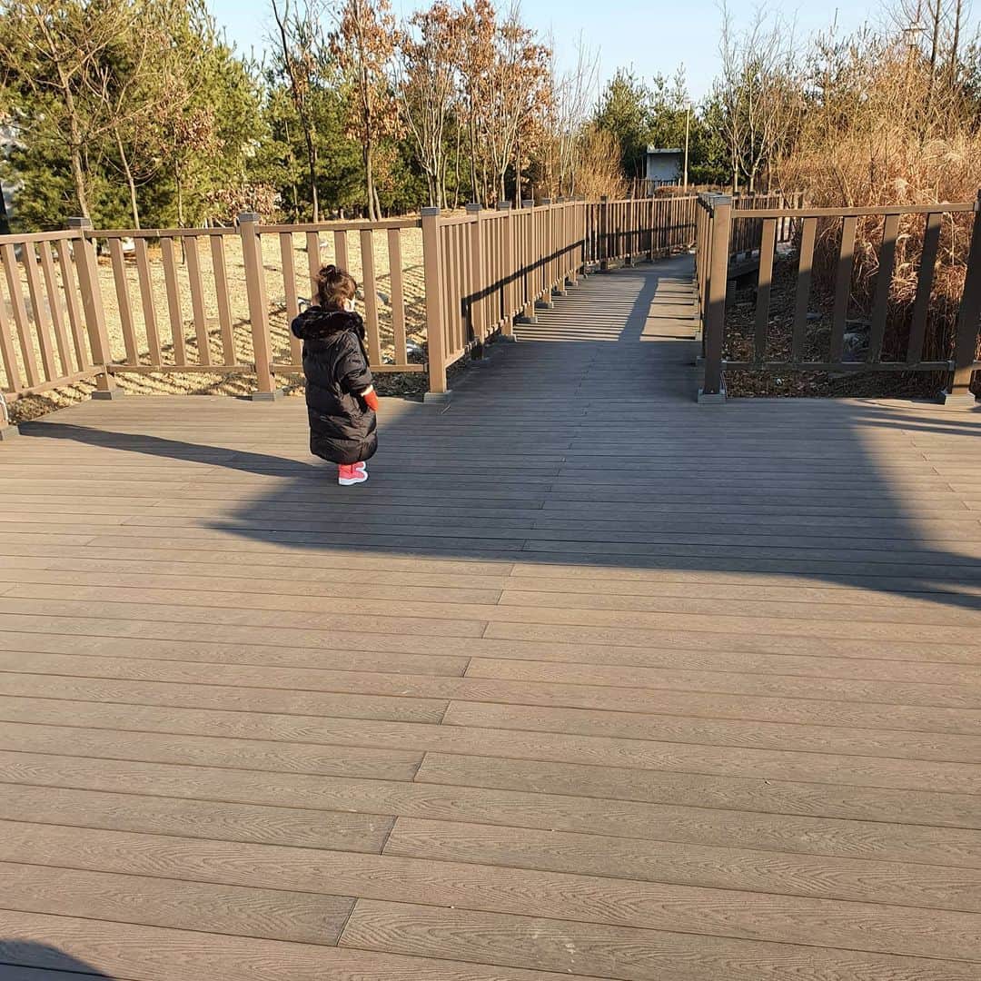 ユン・サンヒョンのインスタグラム：「검정색 옷은 싫어. 나온아 엄청 럭셔리 해  그래??   해맑은 얼굴 윤나온.  #사진이너의귀여움을못담아 #어제오후산책길 #희성이낮잠자는시간 #딸들이랑산책 #봄은언제와」