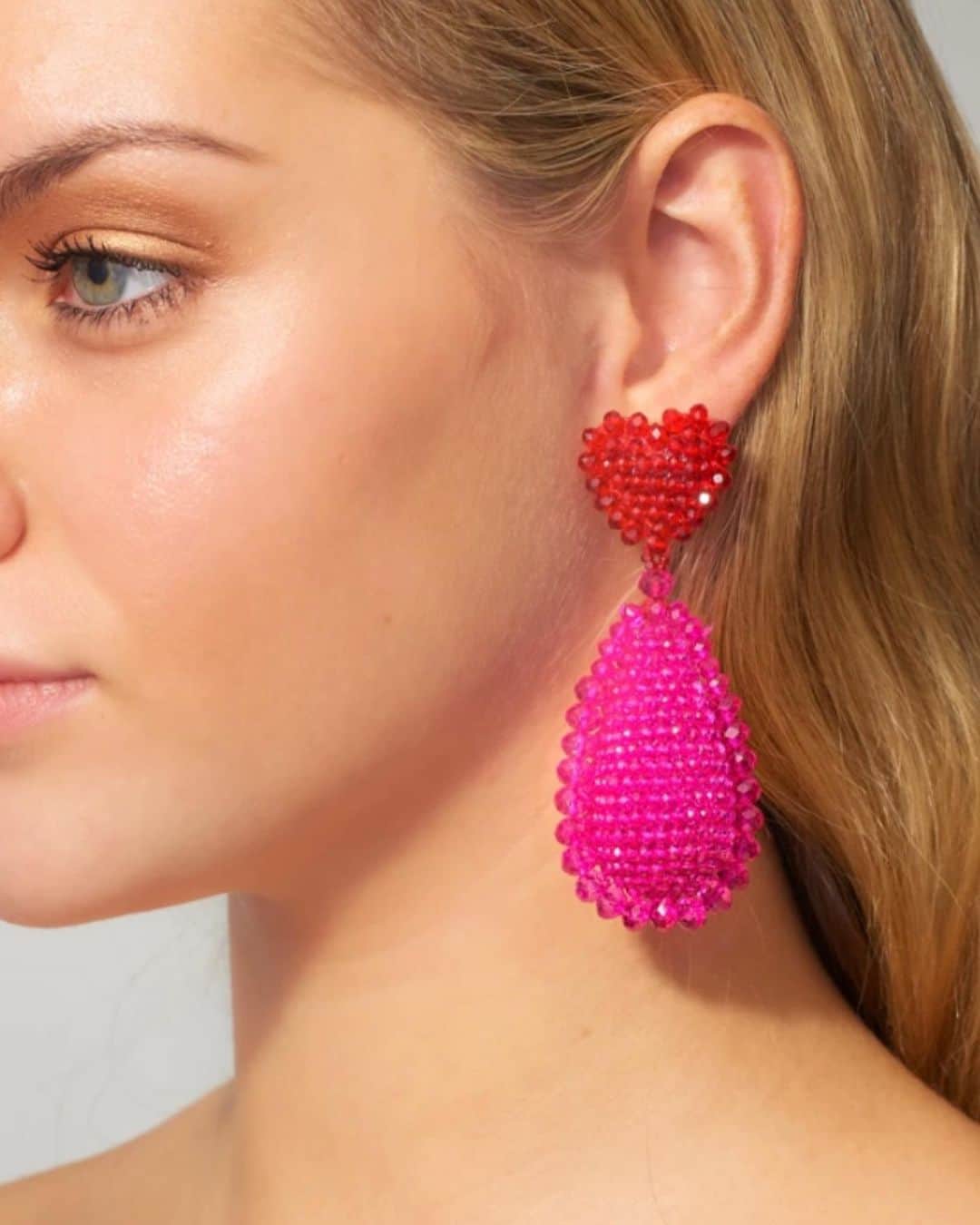 サッチン+バビのインスタグラム：「Have your Valentine’s outfit but need to accessorize? Shop our favorite earrings to add a statement to any outfit!」