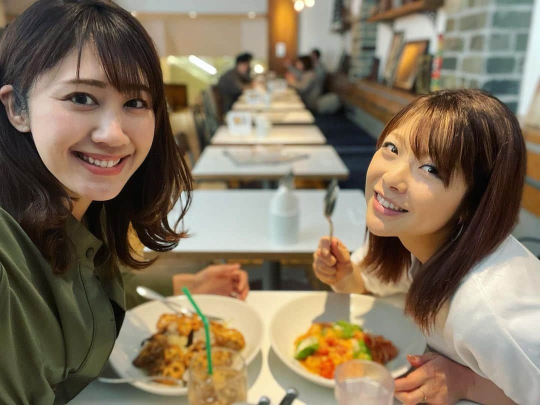 小川麻琴さんのインスタグラム写真 - (小川麻琴Instagram)「少し前ですが MKCAFEマネージャーのゆりさん( @yuri_s_official )と打ち合わせ終わりランチした時の写真😌✨  ゆりさんに教えてもらって初めていたカフェでしたが、雰囲気もよく料理も美味しかったのでまた行きたい🥰  沖縄に移住したMKチームは元気かなぁ？🌈 会いたいなぁ🥺💓  #いつから #ランチ #mkcafe #大切な仲間 #会いたいな」2月10日 11時43分 - 1029_makoto