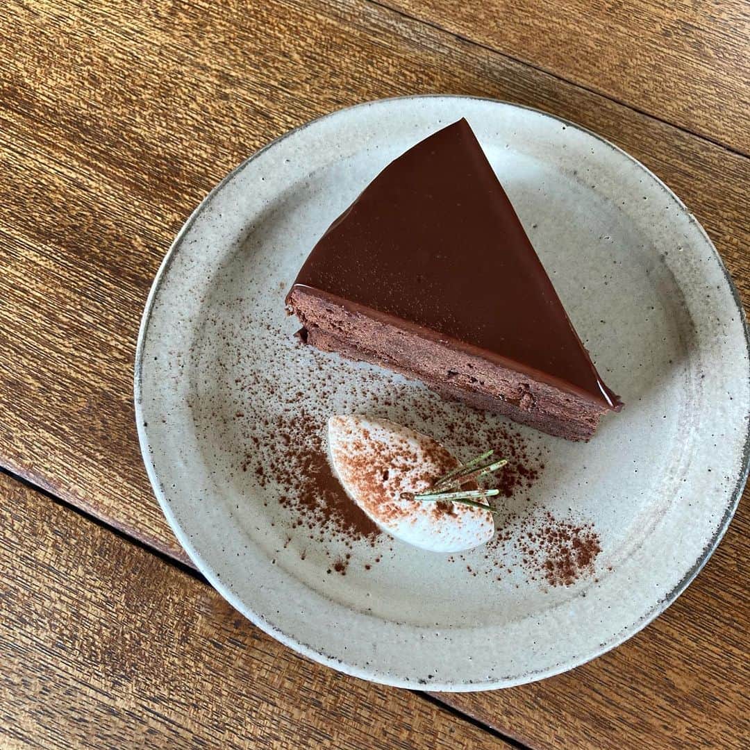 手紙社のインスタグラム：「【手紙舎2nd STORY】 ご好評いただいておりますチョコレートのデザートフェア「ショコラファクトリエ」、本日から杏子のチョコレートケーキ（ザッハトルテ風）、バナナのガトーショコラをご用意しております。写真の杏子のチョコレートケーキは、ほろほろとしたチョコレートケーキに程よい酸味の杏子ジャム、上からチョコレートをたっぷりかけました。  また、本日から営業時間が変更になり、12:00〜18:00（L.O.17:30）です。お出かけの際はご注意くださいませ。  2021.2.10 . #手紙社#手紙舎#カフェ#ショコラファクトリエ#バナナガトーショコラ#ザッハトルテ」