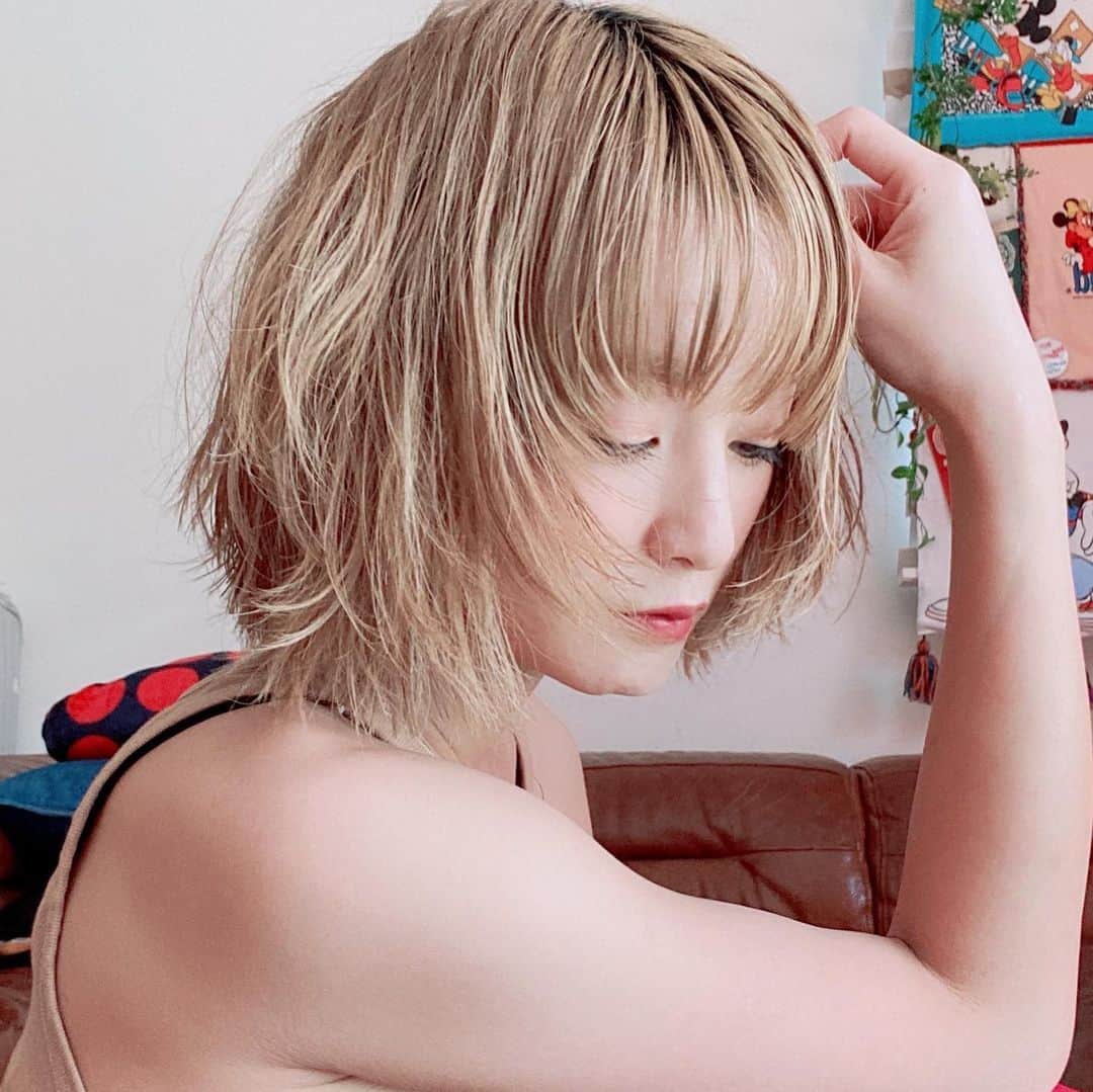 西山茉希さんのインスタグラム写真 - (西山茉希Instagram)「髪を突発的に切る癖があります。  #いらなそうだったから #切りました #バイマイセルフ #✂️  @_sunvalley_  @shibuken_sunvalley   間に合わなかった。 ごめん😂🙏😂  #リアル切りっぱなしボブ #髪deアソビ隊 #完  収録へ。 行ってきます。」2月10日 11時55分 - maki.nshiyama50