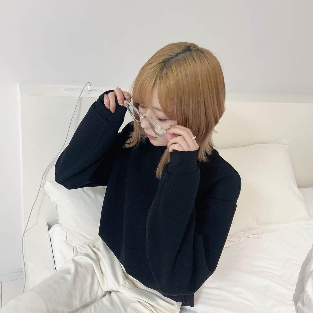 sarimaru(国木田さりまる)のインスタグラム：「ここ数年、外で買い物する時はほぼ古着屋さん/UNIQLO/GU/ZARAで完結している🎠」