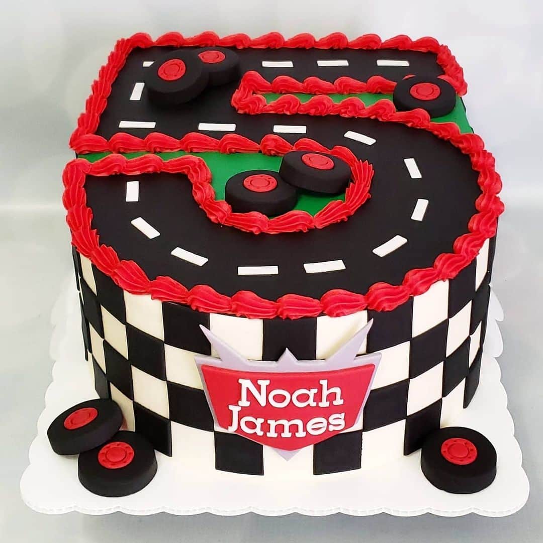 Honey Bee Cakesのインスタグラム：「Cars Cake」