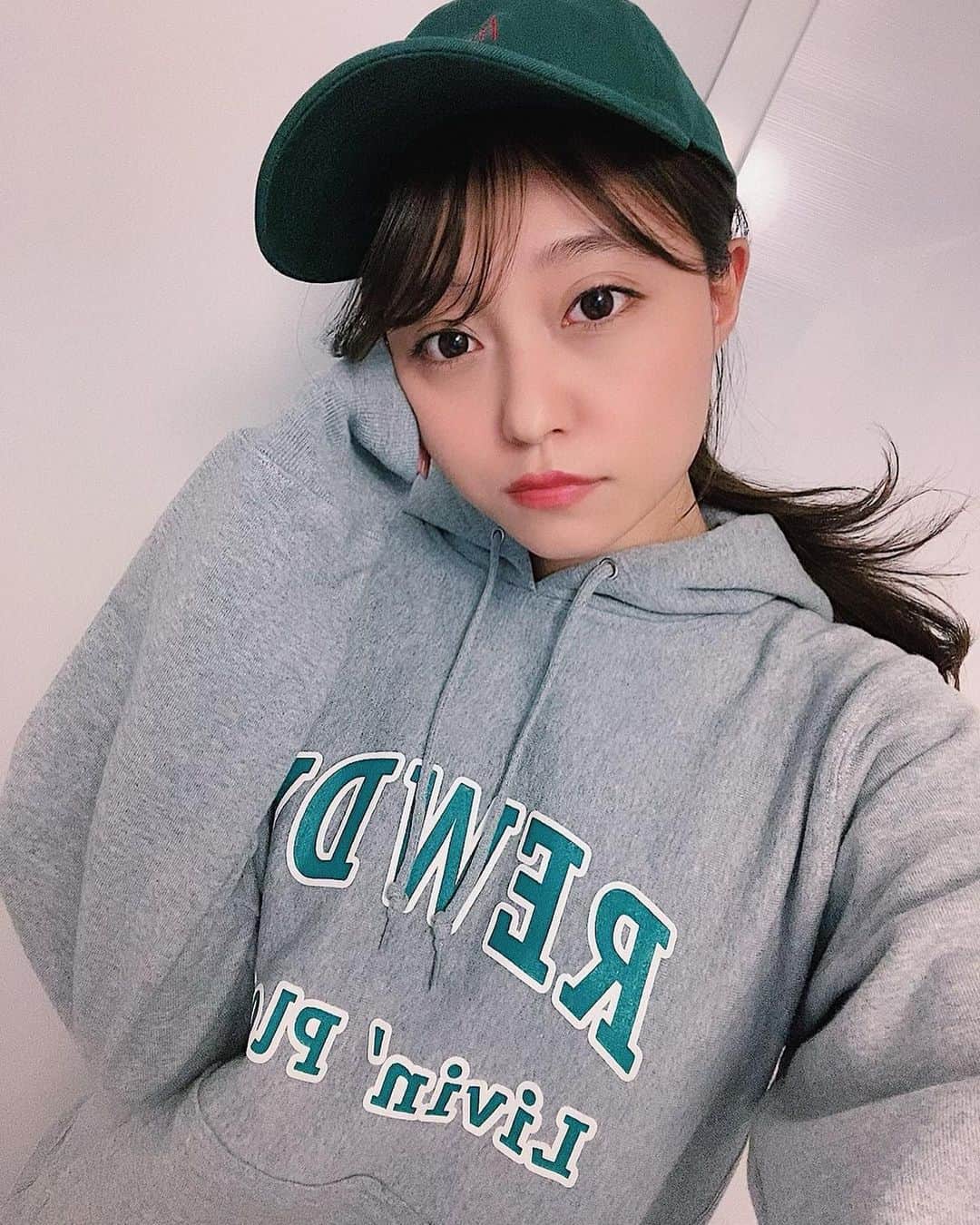 堤ゆきみのインスタグラム：「おニューのキャップとおニューのフーディ！アプリで見えないけどおニューのニキビが出来てどうしたら良いのか🤷‍♀️ あと元々眉毛が薄いんだけど、眉毛にまつ毛美容液塗り続けたら濃くなるかなぁって実験してます」
