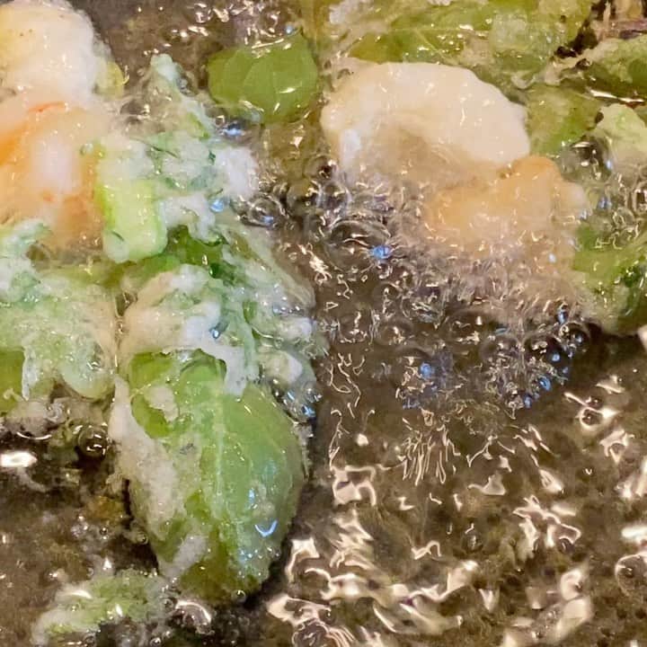 荻原和歌のインスタグラム：「昨夜の傑作、海老とロケットと百合根のかき揚げ。」
