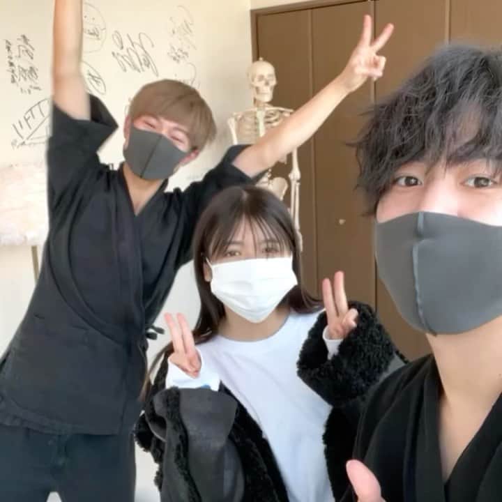 のインスタグラム：「TikTokの景井ひなちゃん施術🦴 @kagei_hina  いつもお疲れ様☺️ . 今日は3人の阿修羅コースで施術。 関東幹部　司 @filament_tsusan  東京院長　長谷 @filament_tasukun  . #整体Filament #小顔矯正 #整体 #美容整体 #美容」