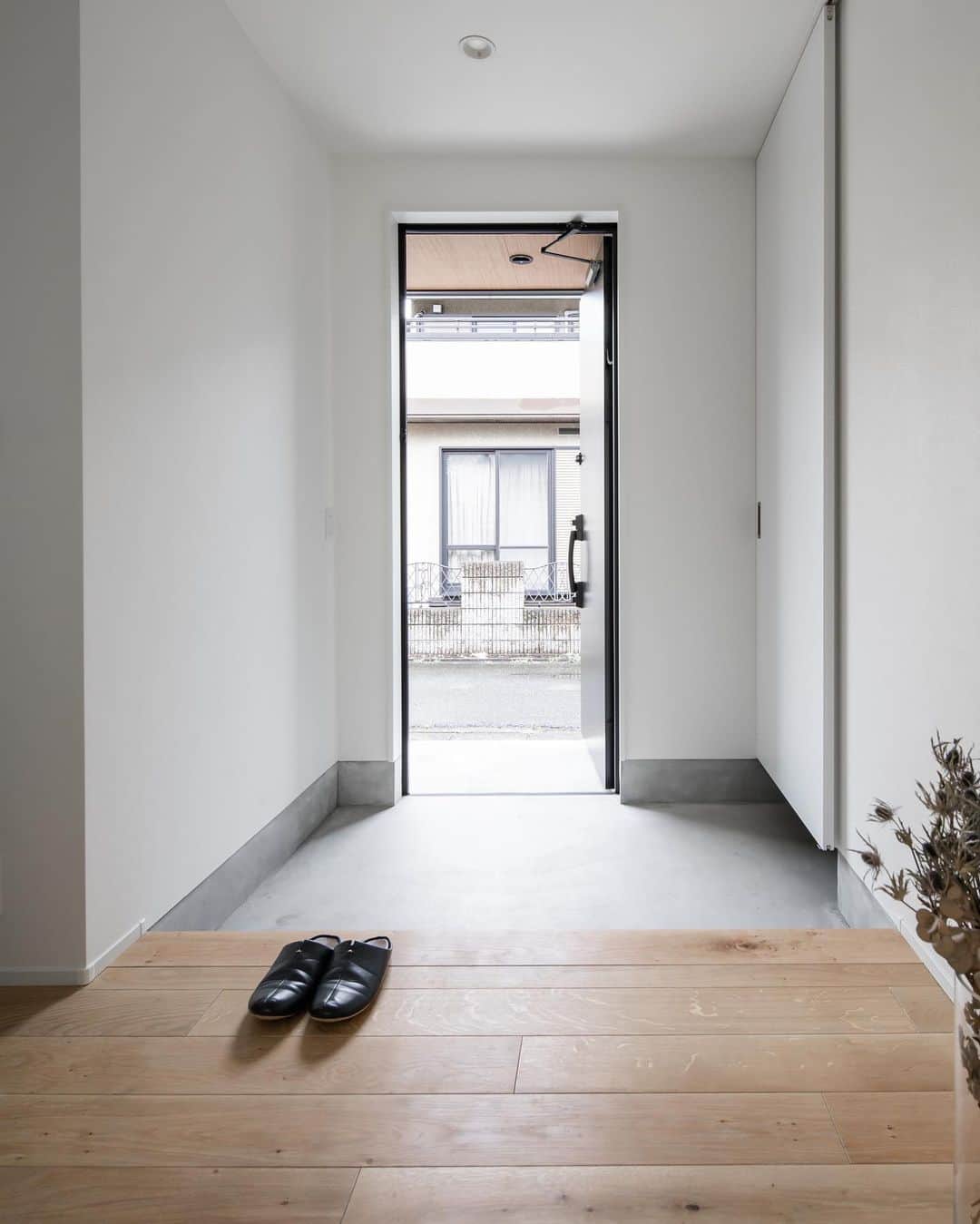 ルポハウス一級建築士事務所さんのインスタグラム写真 - (ルポハウス一級建築士事務所Instagram)「・ ・ ・ 無機質感のあるモルタル仕上げの土間と、無垢床の温かみにひかれる玄関フロア。 ・ 引き戸の奥にシューズクロークを設けました。 ・ ・ ・ 𓐌𓐌𓐌𓐌𓐌𓐌𓐌𓐌𓐌𓐌𓐌𓐌𓐌𓐌𓐌𓐌𓐌𓐌  ルポハウスの施工事例はこちらまで☞ @reposhouse  𓐌𓐌𓐌𓐌𓐌𓐌𓐌𓐌𓐌𓐌𓐌𓐌𓐌𓐌𓐌𓐌𓐌𓐌 #ルポハウス は#ちょっとかっこいい家 を"友人のために" という思いでつくっています。 一生に一度の#マイホーム。 「あなたにしかできない」×「ルポハウスだからできる」で、 私たちだけの#家づくり を思いっきり楽しんでみませんか？！ ・ ・ ・ #住宅 #注文住宅 #新築一戸建て #デザイナーズ住宅  #一級建築士事務所 #設計事務所 #滋賀県の設計事務所 #myhome #instahouse #design #instahome #myhouseidea #玄関インテリア #モルタル仕上げ #シューズクローゼット#シューズクローク #無垢床 #ヨーロピアンオーク #ホワイトウォッシュ」2月10日 11時56分 - reposhouse