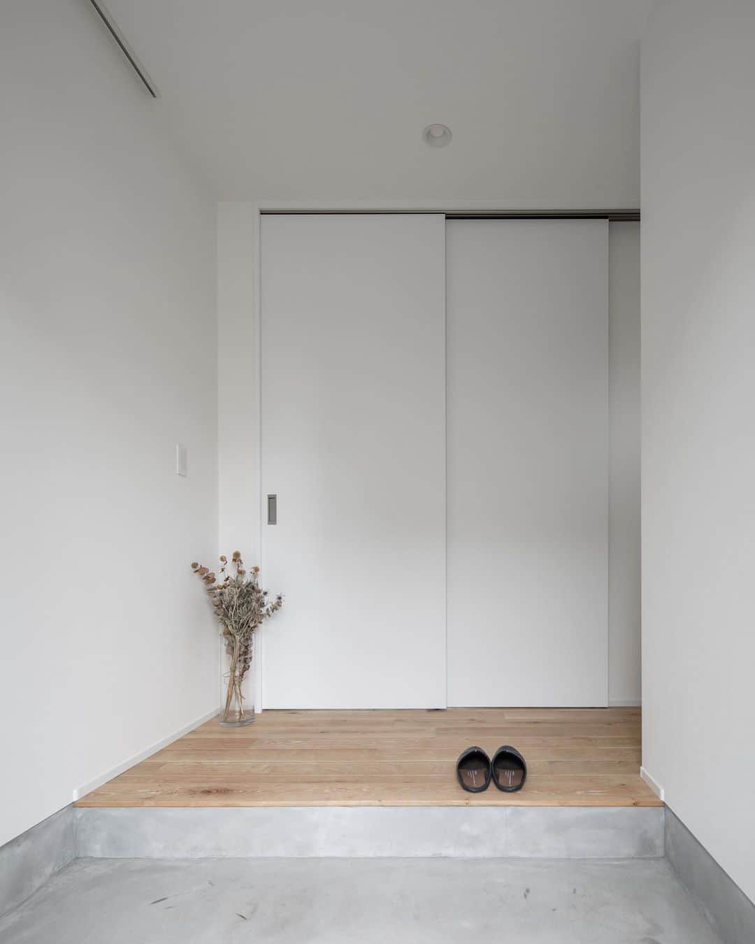 ルポハウス一級建築士事務所さんのインスタグラム写真 - (ルポハウス一級建築士事務所Instagram)「・ ・ ・ 無機質感のあるモルタル仕上げの土間と、無垢床の温かみにひかれる玄関フロア。 ・ 引き戸の奥にシューズクロークを設けました。 ・ ・ ・ 𓐌𓐌𓐌𓐌𓐌𓐌𓐌𓐌𓐌𓐌𓐌𓐌𓐌𓐌𓐌𓐌𓐌𓐌  ルポハウスの施工事例はこちらまで☞ @reposhouse  𓐌𓐌𓐌𓐌𓐌𓐌𓐌𓐌𓐌𓐌𓐌𓐌𓐌𓐌𓐌𓐌𓐌𓐌 #ルポハウス は#ちょっとかっこいい家 を"友人のために" という思いでつくっています。 一生に一度の#マイホーム。 「あなたにしかできない」×「ルポハウスだからできる」で、 私たちだけの#家づくり を思いっきり楽しんでみませんか？！ ・ ・ ・ #住宅 #注文住宅 #新築一戸建て #デザイナーズ住宅  #一級建築士事務所 #設計事務所 #滋賀県の設計事務所 #myhome #instahouse #design #instahome #myhouseidea #玄関インテリア #モルタル仕上げ #シューズクローゼット#シューズクローク #無垢床 #ヨーロピアンオーク #ホワイトウォッシュ」2月10日 11時56分 - reposhouse