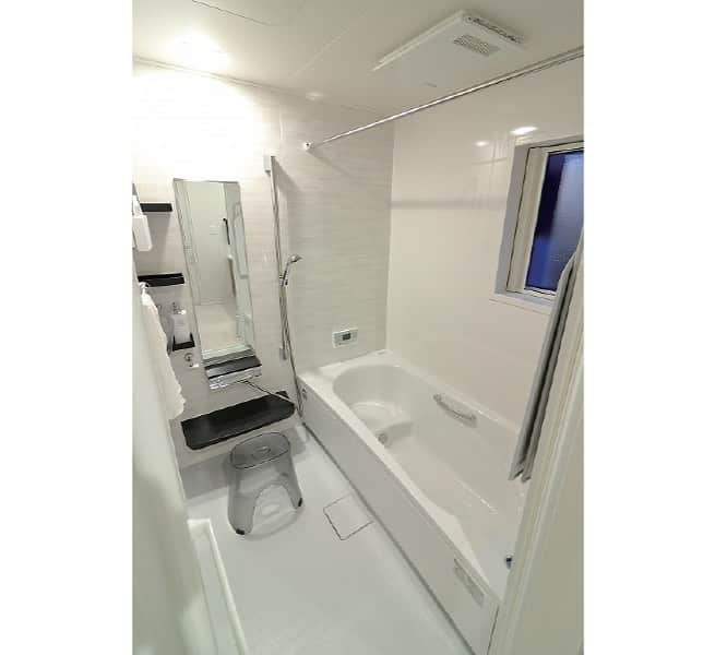 西本ハウスのインスタグラム：「【MS様邸のご紹介】  🛁Bathroom  N.STYLE 東区戸坂桜西町 MS様邸  施工事例はこちら▼ @nishimoto_house ⇧プロフィールのURLよりご覧いただけます👀  西本ハウスでは、『新型コロナウイルスを含む感染症の予防及び拡散防止対策』に関しまして、以下のことを実施しております。  ①見学会・イベント、来店など接客時にはスタッフ全員マスクを着用させていただきます。なお、お客様にもご来店・ご来場時のマスク着用にご協力をお願い致します。 ②見学会・イベントに関しましては個別のご案内・ご対応をさせていただきます。 ③お子様の感染防止のため、キッズスペースの使用は禁止とさせていただきます。 ④来店は同時3組までとし、ソーシャルディスタンスを確保しながら対応させていただきます。 ⑤アルコール除菌を徹底しています。なお、お客様のご来店・ご来場時に入口にて検温及びアルコール除菌スプレーの噴霧にご協力をお願い致します。  またイベントをお申込みいただいていても状況によってはご案内できなくなる可能性もございますので予めご了承ください。ご理解、ご協力のほど何卒よろしくお願い申し上げます。  #西本ハウス #広島県 #工務店 #1000万円からはじめる家づくり #子育て世代の家  #子育て世代の家づくり #デザイン住宅  #デザイナーズ住宅 #新築一戸建て #マイホーム #新築マイホーム #注文住宅 #規格住宅 #家づくり #暮らしを楽しむ #広島のイベント #こだわりの家 #こだわりポイント」