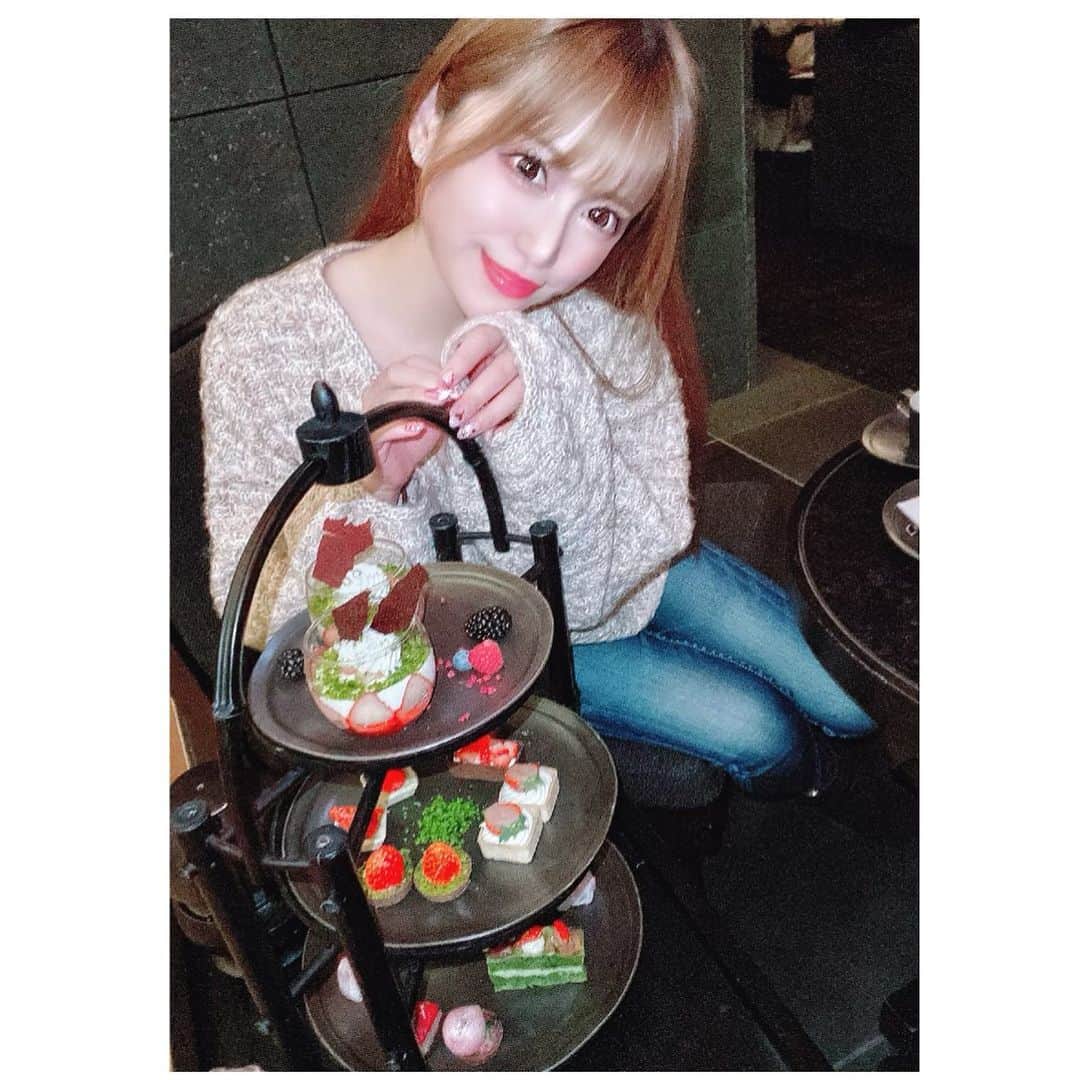 初美りんのインスタグラム：「アフタヌーンティー🫖♡♡  一緒にお昼休憩しよっ？🥰🌸  #東京アマン　#アフタヌーンティー　#いちご　#tokyo #japan #afternoontea」