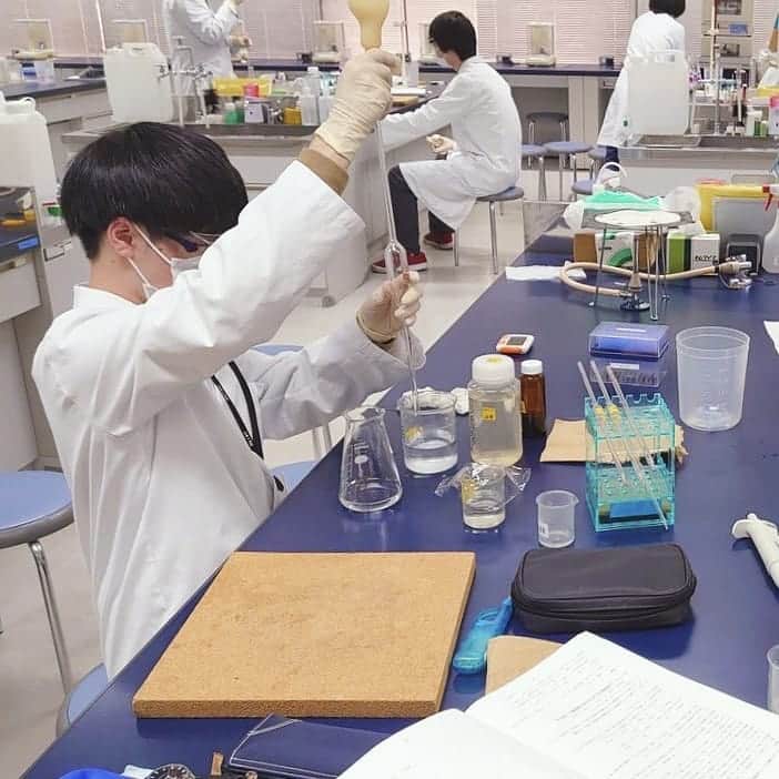 日本工学院さんのインスタグラム写真 - (日本工学院Instagram)「応用生物学科の実習風景です❗ . 密集を避け、手袋や保護メガネ、白衣などの保護具をしっかりつけることで、感染症対策を行いながら実験を進めています💊 . . 「#日本工学院」をチェック！！ 学生が投稿したリアルな日常風景を見ることができますよ！ . . #nihonkogakuin #専門学校 #日本工学院八王子専門学校 #日本工学院専門学校 #教職員投稿写真 #応用生物学科 #若きつくりびと #リケジョ #理系女子 #理系男子 #science #サイエンス #白衣 #バイオテクノロジー #アルコール消毒」2月10日 12時04分 - nihonkogakuin