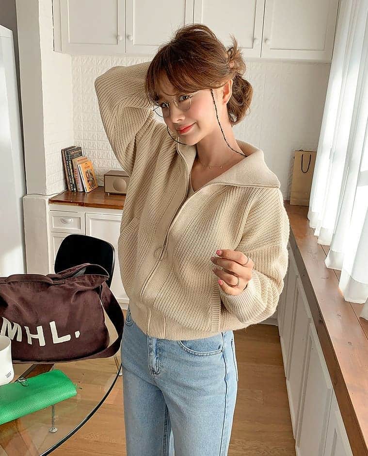 のインスタグラム：「🆕本日の新作5%OFF🆕 寒い日にはインナーとして 暖かい日にはアウターとして 着られるカーディガンです❣️ どんな場面にも使えるようベージュとグレーの2色を 直接選びましたଘ(੭*ˊᵕˋ)੭* ੈ♡‧₊˚  詳細はサイトでチェックしてください💡  #イムブリー#IMVELY#ワンピース#大人カジュアル#大人可愛い#ootd#デイリー #カジュアルコーデ」