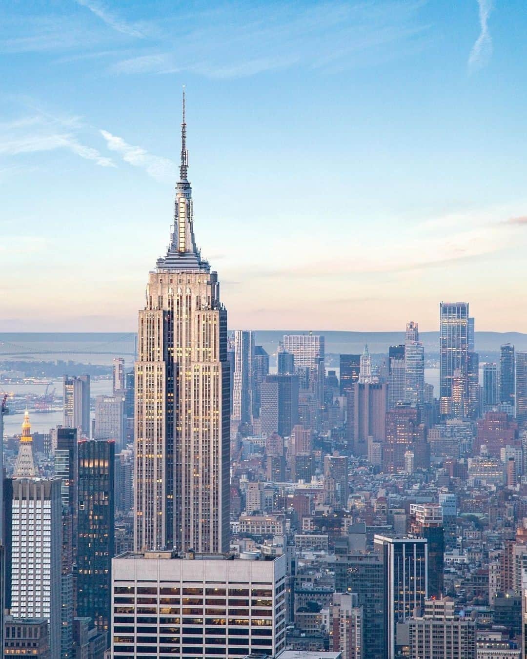 Empire State Buildingのインスタグラム：「Are you THAT couple that can’t seem to take a good pic together? ⁠ ⠀⠀⠀⠀⠀⠀⠀⠀⠀ ⁠ We’ll make sure to get your good sides with a free complimentary photoshoot!⁠ ⠀⠀⠀⠀⠀⠀⠀⠀⠀ ⁠ Available to any couple that books tix to visit on 2/21/21 between 12-3:45PM—tap bio link to book! ⁠ ⠀⠀⠀⠀⠀⠀⠀⠀⠀ ⁠ 📷: @jakobdahlin #EmpireStateBuilding」