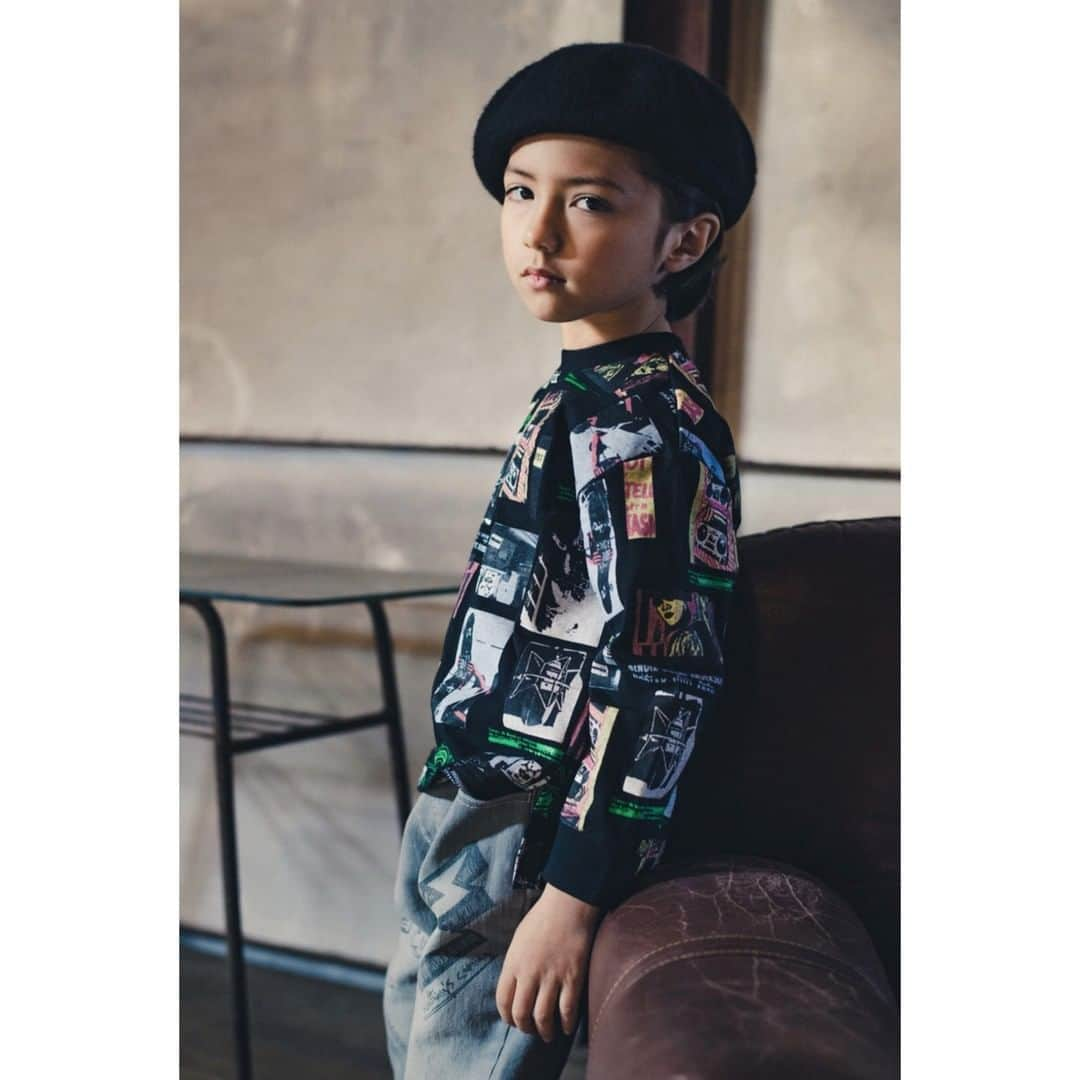 ラッドチャップさんのインスタグラム写真 - (ラッドチャップInstagram)「RADCHAP new item 【レトログラフィック長袖Ｔシャツ】 レトロな1シーンをカットしたようなグラフィックが目を引く長袖Tシャツです✨ インナーに着ても1枚で着ても目を引く1枚☺ 後ろの着丈が少し長く脇スリットが入っております♪  ▷41-1105-022 レトログラフィック長袖Ｔシャツ 税込　2,090円  【落書きデニムパンツ】 手描き風の落書きイラストのプリントが入ったデニムパンツ👍 デニム素材はストレッチ入り!シルエットもゆるめのテーパードで動きやすさ抜群です♪  ▷41-1132-026 落書きデニムパンツ 税込　3,190円  #ブランシェス #branshes #radchap #ラッドチャップ #kids #kidsfashion #レトログラフィックtシャツ #デニム #落書きデニム #キッズファッション #boysoutfit」2月10日 12時02分 - radchap_official