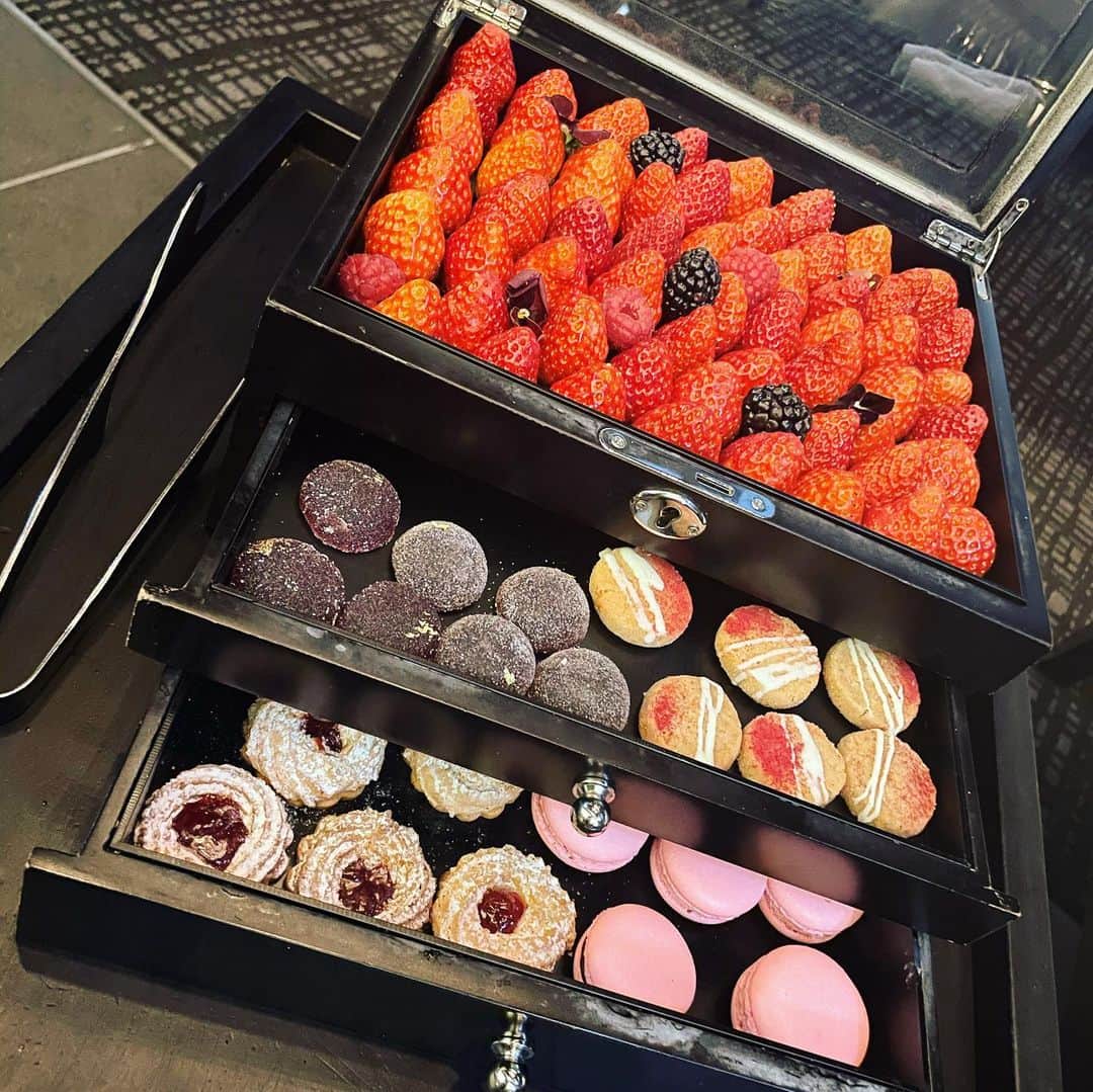 初美りんのインスタグラム：「いちごの宝石箱🍓💖💖　  こんな引き出しお部屋にも欲しい🥺💖笑笑 下の段は塩っけのあるいちご料理でお口直しもできて 全部美味しくて食べちゃったよっ♡♡  #アフタヌーンティー #afternoontea #いちご #tokyo #友達との時間」