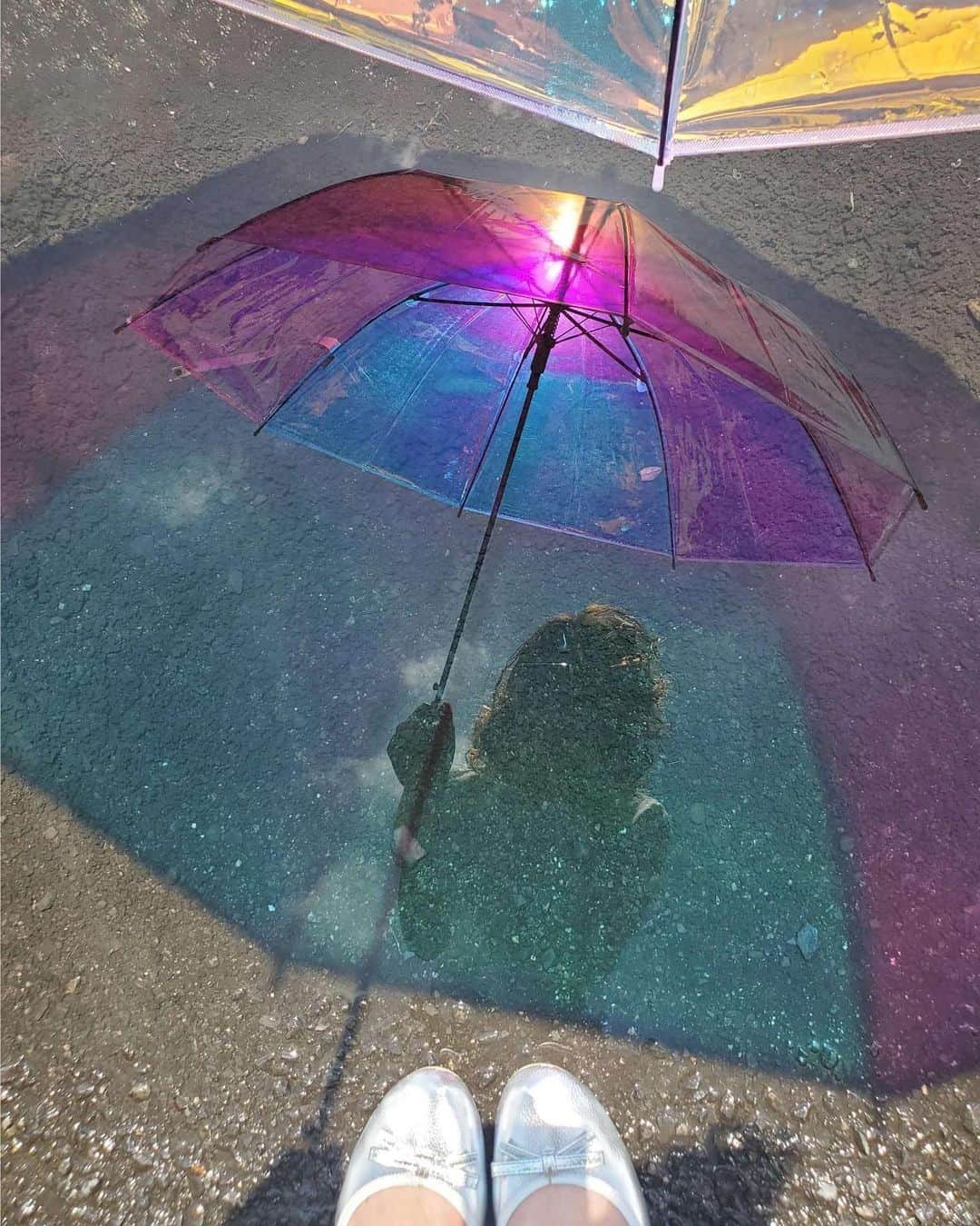 村岡美咲さんのインスタグラム写真 - (村岡美咲Instagram)「.｡.:*♡  このオーロラの傘可愛いよね🤤🍓  地面に映るのもカラフル💛  . . @wpc_official  SNSで話題の「オーロラビニール傘」に新デザイン「パイピングオーロラ」と「バードケージオーロラ」が登場！雨の日に遊び心をプラスしてくれる傘で自分だけの楽しみを見つけよう♪ #wpc_worldparty #Wpcdrops #wpc傘 #Wpcオーロラ傘 ▶︎Supported by @emerald_post」2月10日 12時09分 - micho_log
