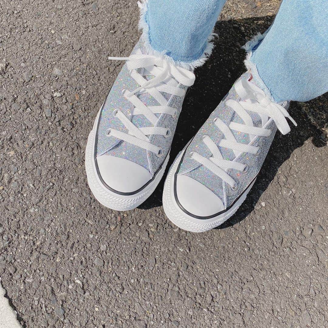 野田真実のインスタグラム：「． ． ． キラッキラグリッターの コンバース🤍 ． キラキラキラキラキラ⸝⋆⸝⋆ ． 黒と迷ったけどシルバーにした！ ． ． 新しい靴って履くとウキウキするよね🌟 ． ． 今日は靴擦れしませんように笑 ． ． #コンバース #converse #スニーカー #グリッター #ラメ #キラキラ」