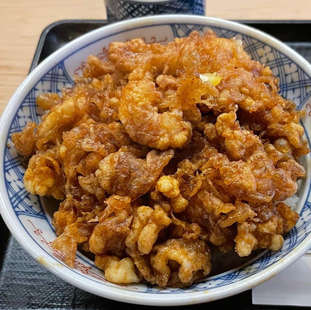 Miku Hirata 平田未来のインスタグラム：「オフィスへの移動中に寄り道して、天茂のかき揚げ丼。あいかわらず、おいしかった。」