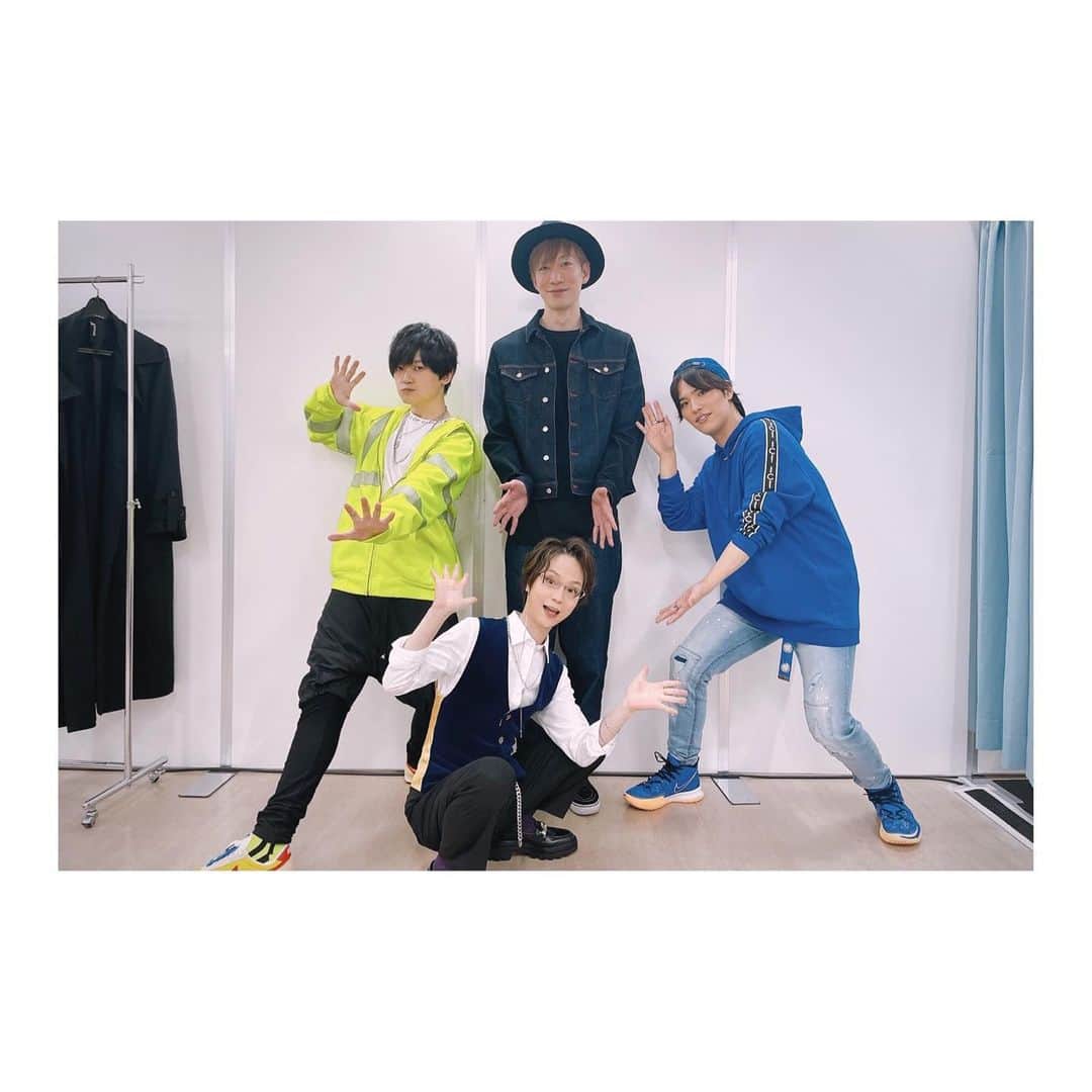 DJ U-ICHIのインスタグラム：「𝟤𝓃𝒹 𝒷𝒶𝓉𝓉𝓁𝑒 やっとアーカイブでライブ映像見れましたが、いい感じだったな〜 映像も一眼レフでの撮影だから質感や、ちょっとしたブレなども僕は好みです。  写真は、春ちゃんにもらった写真です。 天ちゃん河西くんと🙌 #ヒプマイ2ndバトルライブ  #ヒプノシスマイク #hypnosismic  #busterbros  #どついたれ本舗  #ヒプマイ #石谷春貴  #天﨑滉平  #河西健吾   今週も #Uキャス 配信やってますので遊びに来てみてください！  U-Cαʂƚιɳɠ Lιʋҽ  ＊遊びに来てみてください。 InstaやTwitterプロフィールのリンクからTwitcasting にて飛べるかと思います。  @djuichi0223  https://twitcasting.tv/djuichi0223/  #2月10日 #水曜日 #djuichi #ucas  _________________________________ #dj #djlife #djstyle #大阪 #池袋  #tokyo #streetphotography #sonya7iii  #portraitvision #portraitfestival  #portraitpage #portraitmood  #moodyportraits #ourportraitsdays  #lifeportraits  _________________________________ 撮影カメラ @sonyalpha」