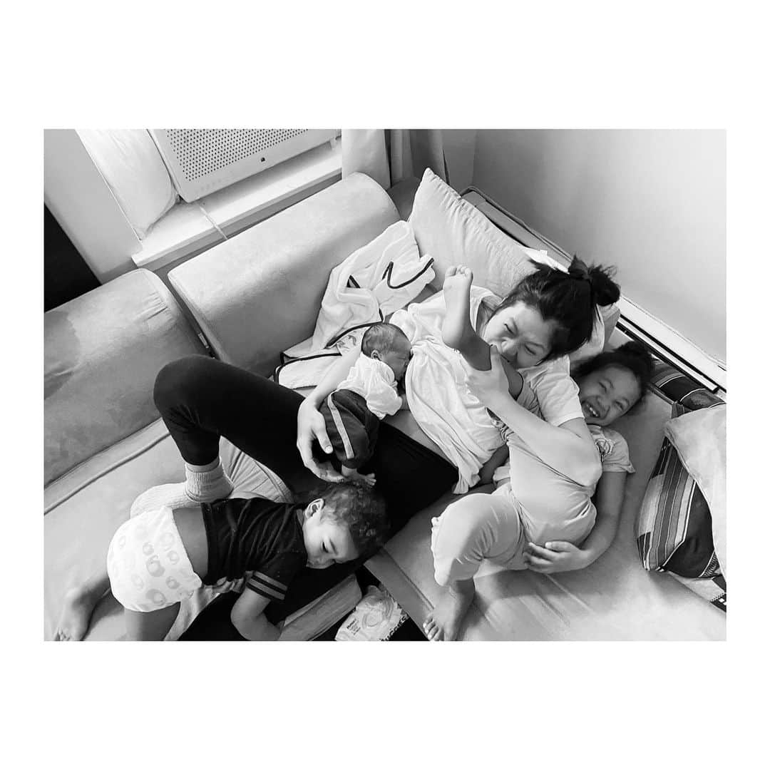 中鉢明子のインスタグラム：「Yes! I absolutely enjoy motherhood 🤣👍 #breastfeeding とりあえず手は足りてません🤣 諦めるとこは諦め(笑) 主人と2人で力を合わせてやっとります👍  SNSには、出産直後から更新するのみでコメントを確認するのが遅れていました。本当にありがとうです🙏　先日、息子が赤ちゃんを抱っこしたい一心で、赤ちゃんを抱っこする娘をパンチした動画に、女性に暴力をいけない。怒るべき。などコメント頂いてました。遅くなったのでこちらで返信します🙏  　我が家では男女問わず、誰かを叩いてはいけないとキツく言い聞かせています。主人もその点は厳しいし、私は皆さんの想像以上にダメなことに関しては鬼でございます。ただこの投稿に(この直後、息子にはちゃんとしかりました。)のような付け足しは必要ないと思いました。ちなみに言えばこの後、娘に対しても息子が抱きたい時ばかり赤ちゃんを独占しすぎることにも注意しています。どうしてこうなったかも二人に説明しています。順番も決めて抱っこさせていますが… これが3人目が生まれたことで、我が家のキョウダイたちに起きた包み隠さずのリアリティーでした。  　さて、そんなこんなで生後３週間経ちました😲 産後はいつもの日常とは違い、我々夫婦にとっても慌ただしい日々ならば、小さな二人の子どもたちにとっては急すぎる状況の変化で、各々がそれに対応していく。子どもたちには今までにない感情も芽生えてます。家族でお互いを受け入れ、力合わせ頑張ってます！なんとか今のところ楽しくやっております！#チームワーク  #motherhood」