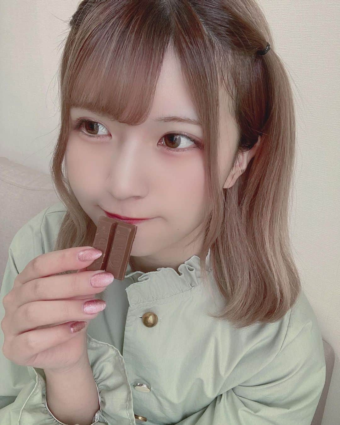 ちはるさんのインスタグラム写真 - (ちはるInstagram)「. チョコ食べすぎたら鼻血出るってほんとなのかな、でたことあるひといる？なんででないのかなわたしこんにてぃわ、」2月10日 12時19分 - 11chiii__04