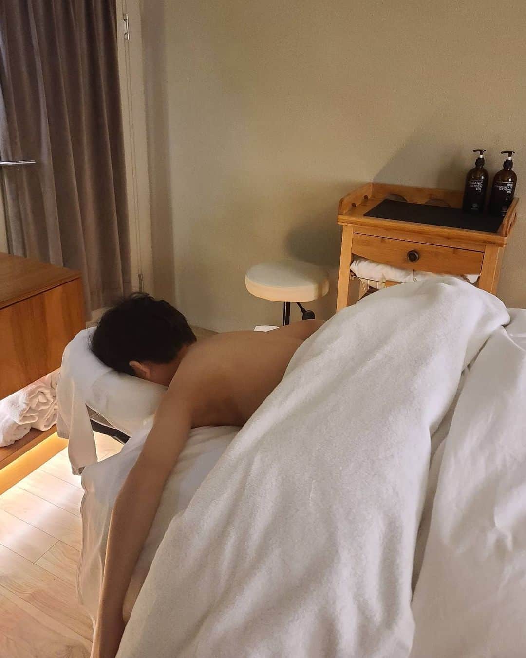 ユ・ハナのインスタグラム：「남친이랑 스파♡  코로나땜에 따로 받아야했지만 누워있는 모습 왤케 귀여운지  오랜만에 나도  힐링힐링 이런힐링이 또 있을까 싶었던 날  고마워 좋은친구해주고 좋은데도 같이 와조서♡  #뷰디아니스파」