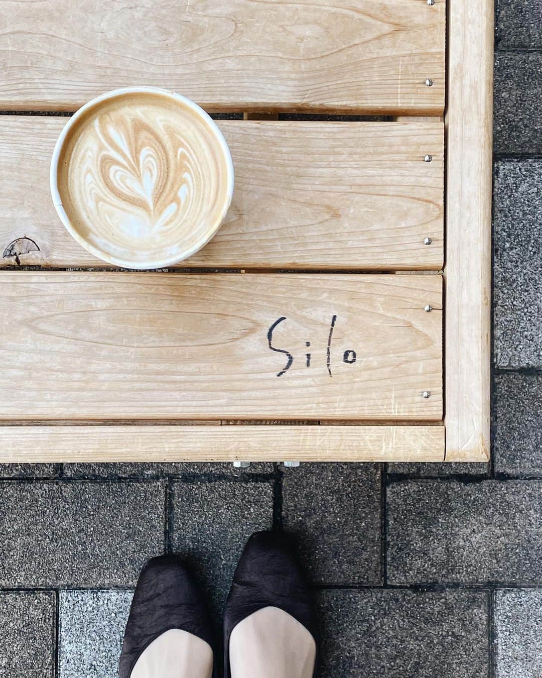 あまいもののインスタグラム：「去年2月にオープンした中野から5〜6分のカフェ ずっと行きたくてようやくいけました☺️♡ 雰囲気だいすきだし、店主さんも素敵でよかった  . . . ﻿☕️ キャラメルラテ ﻿ ━━ ━━ ━━ ━━  ﻿ silo coffee stand @silo_coffee   ﻿━━ ━━ ━━ ━━ ﻿ ﻿ . . .  . .  #silocoffeestand  #東京カフェ #カフェ部 #カフェ好きな人と繋がりたい #コーヒーのある暮らし #コーヒー好きな人と繋がりたい #珈琲好きな人と繋がりたい #カフェスタグラム #카페 #genic_cafe #retrip_cafe #cafestagram #カフェ散歩 #カフェパト #cafefood #カフェ巡り好きな人と繋がりたい #カフェ #お洒落さんと繋がりたい #おしゃカフェ  #おすすめスイーツ #韓国カフェ」