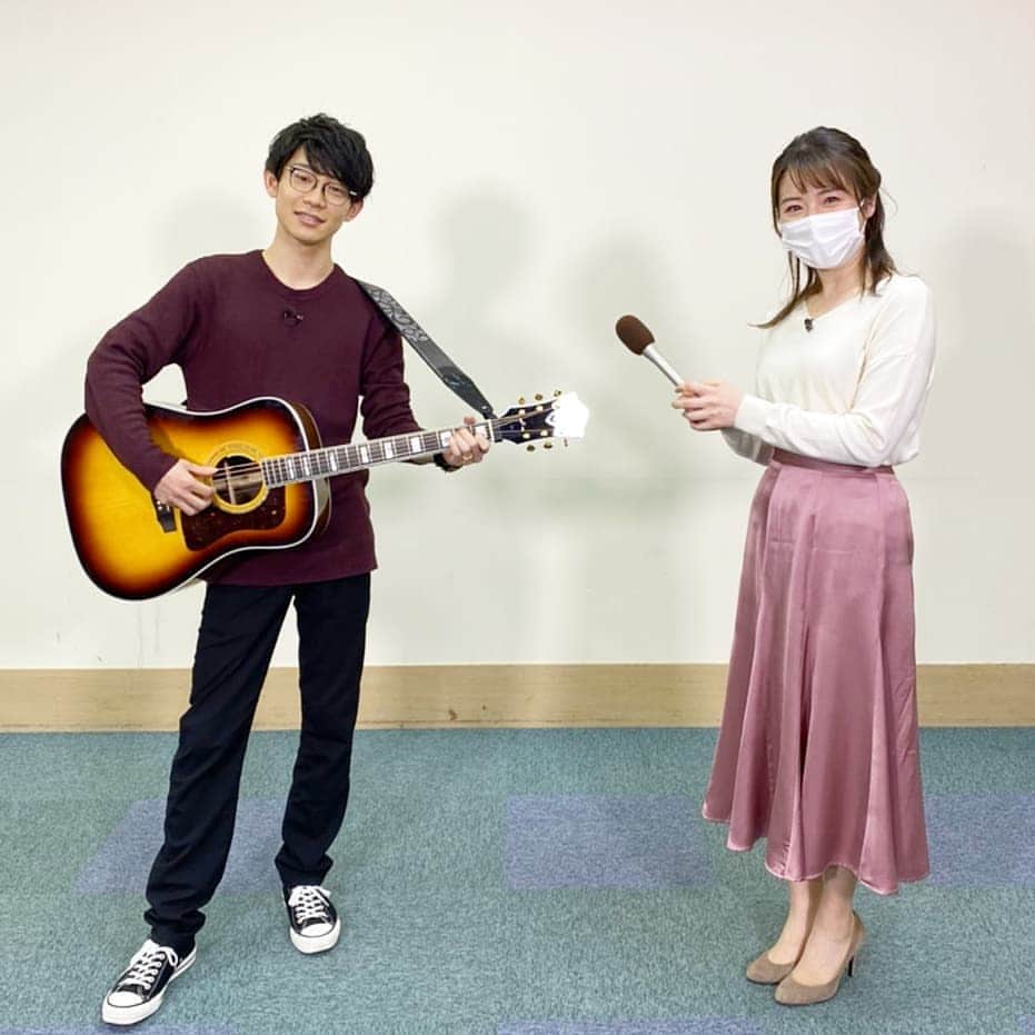 TBS「はやドキ！」のインスタグラム：「川崎鷹也さんを直撃🎤﻿﻿ ﻿﻿ TikTokから大人気となった「魔法の絨毯」の制作秘話を聞きました🎵﻿﻿ ﻿﻿ 当時お付き合いをしていた彼女(今の奧さま)に届けたい！という真っ直ぐな感情を歌にしていて、この曲を聞くと柔らかく幸せな気持ちになれます☺️﻿﻿ ﻿﻿ プロポーズの言葉まで掘り下げて聞いてしまいましたが😅﻿﻿ 答えてくださり、そして生歌も披露してくださり、本当にありがとうございました✨﻿﻿ ﻿﻿ ﻿﻿ 皆川﻿﻿ ﻿﻿ #川崎鷹也 さん﻿﻿ #魔法の絨毯﻿﻿ #直撃🎤﻿﻿ #皆川玲奈﻿ #アナウンサー﻿ #はやドキ﻿ #tbs」