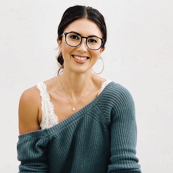 JINSのインスタグラム：「Perfect sweater weather with @taylorjwoodworth wearing our classic round and acetate frames.  👓Style MCF-15S-U074 (check #linkinbio) ⬅️ try these on virtually on our website! 💻」