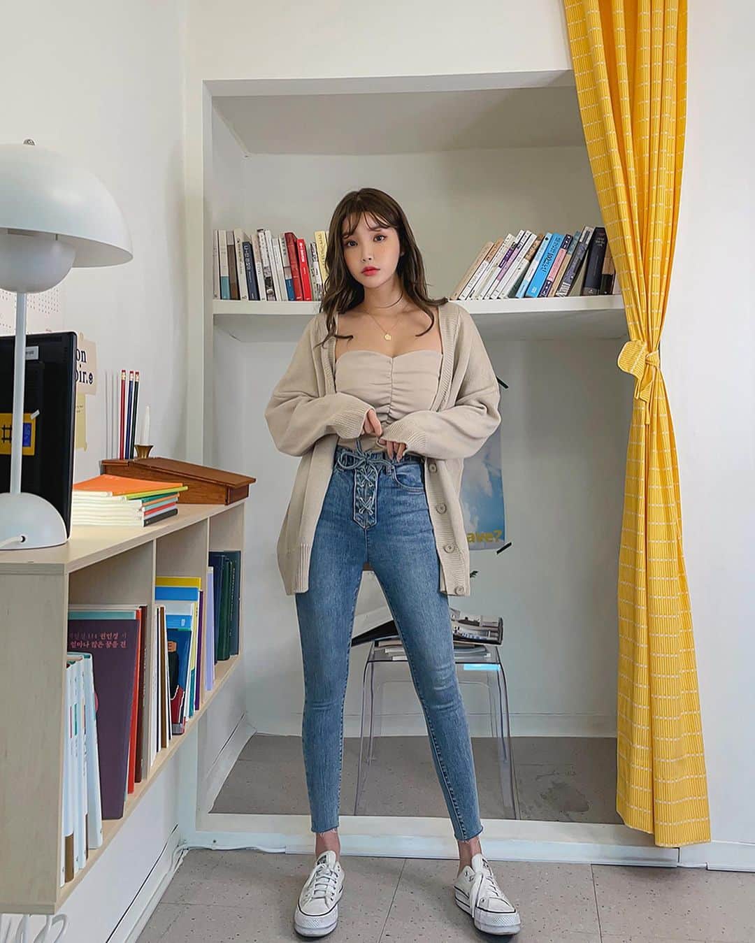 Chuuのインスタグラム：「바지 핏 예쁜 거 보소💙  스키니 라인으로 슬림함 UP! 아일렛 디테일이 포인트인 스키니 팬츠!  입자 마자 핏이 예뻐서 반하게 될 아일렛 스키니 팬츠 지금 츄에서 만나보세요🙌🏽  #chuu#츄 #lovely_daily_look_chuu」
