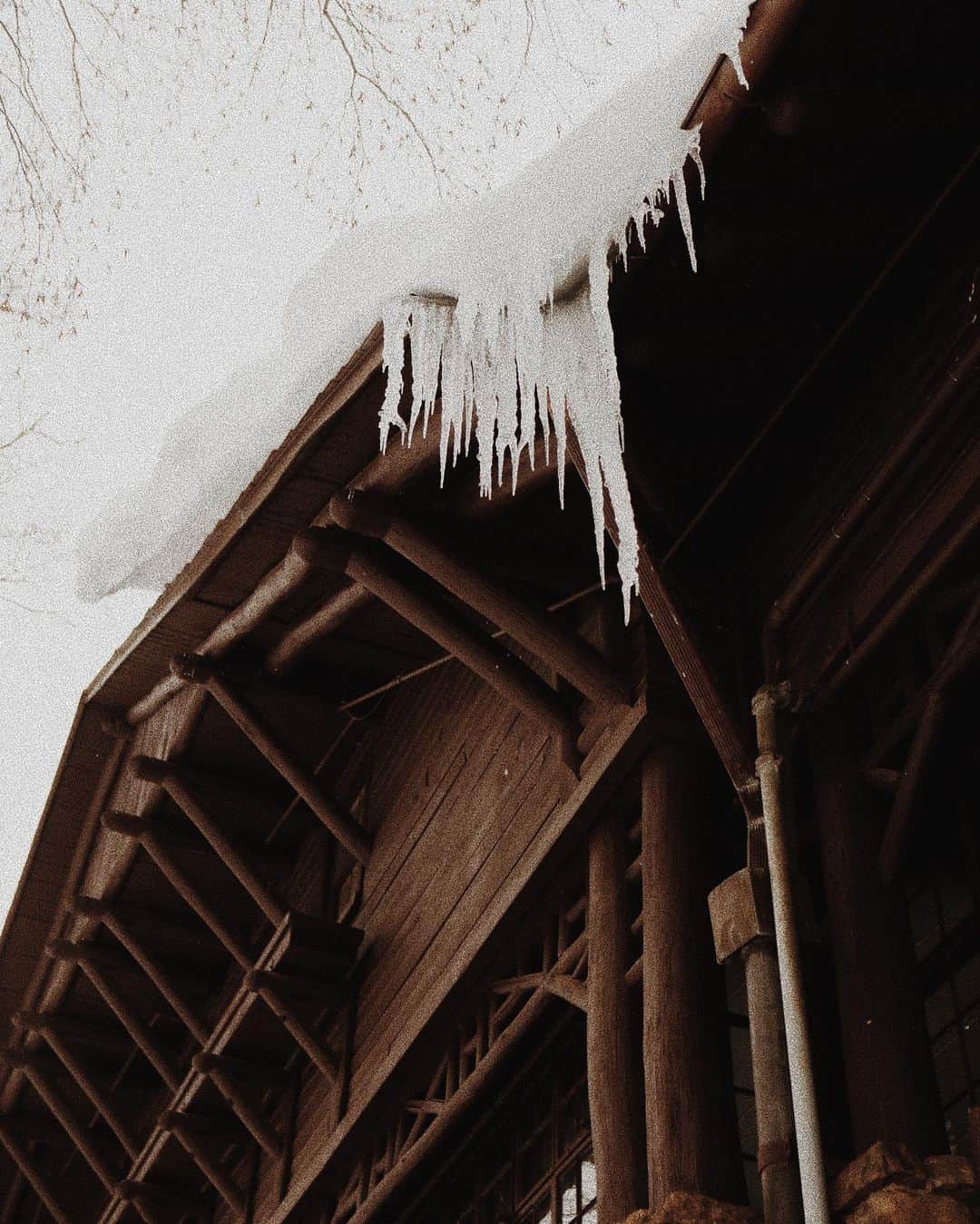 FOLKさんのインスタグラム写真 - (FOLKInstagram)「I’m currently snowed in at @bearmtninn at Bear Mountain State park. Not a bad place to be stuck, especially when the aesthetics are this good. The Hudson Valley has a couple feet of snow on the ground with more on the way.」2月10日 12時48分 - folkmagazine