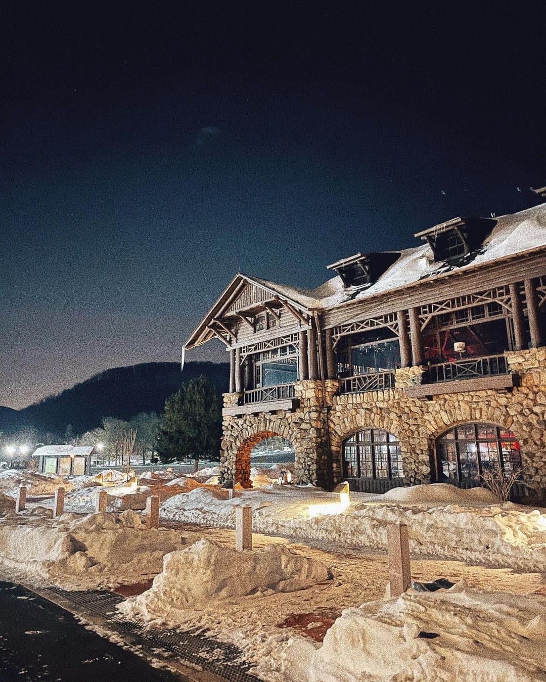FOLKのインスタグラム：「I’m currently snowed in at @bearmtninn at Bear Mountain State park. Not a bad place to be stuck, especially when the aesthetics are this good. The Hudson Valley has a couple feet of snow on the ground with more on the way.」