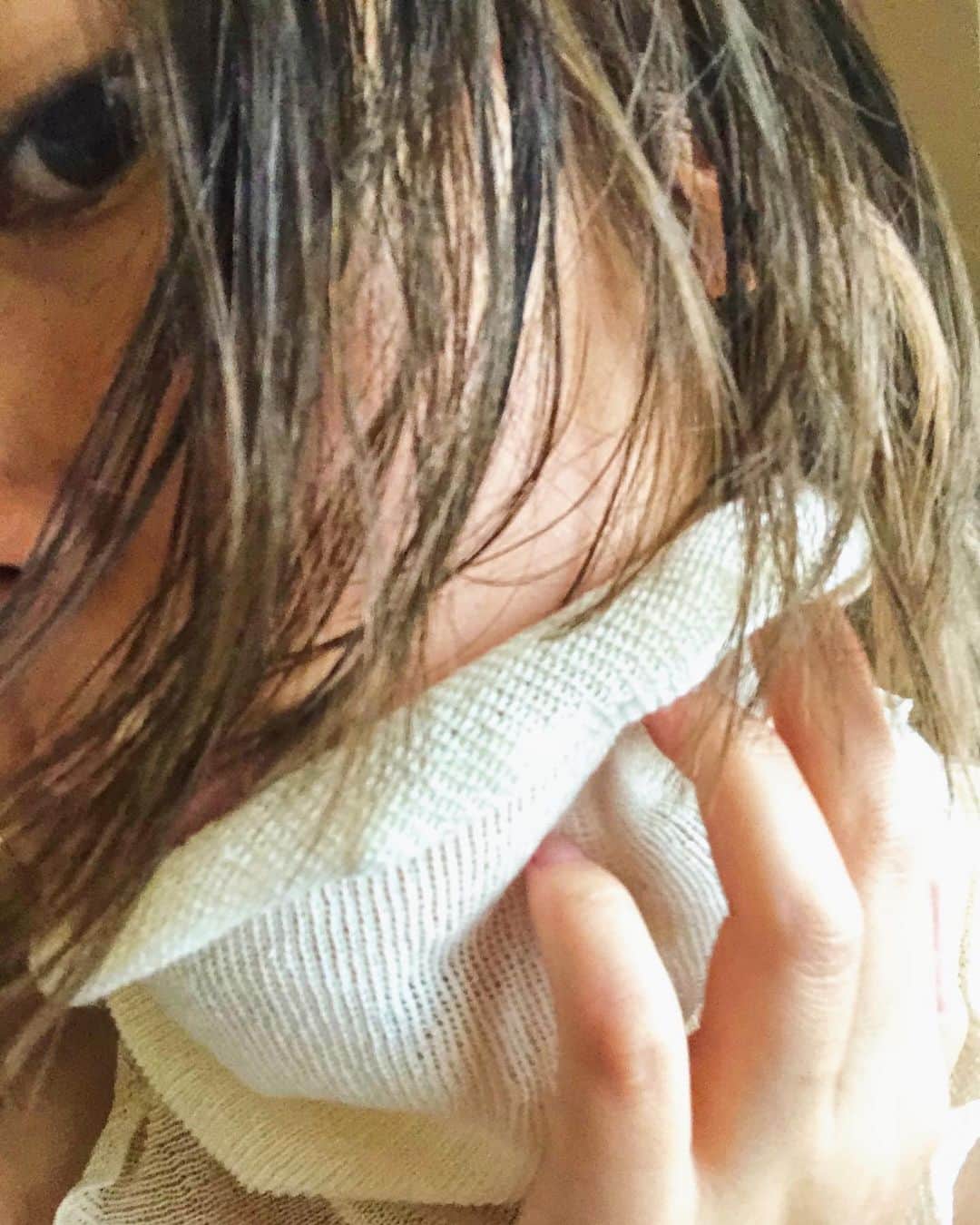 近藤夏子さんのインスタグラム写真 - (近藤夏子Instagram)「喉のケアって何かしてますか？って聞かれます。 声を使う仕事をしているからかなぁ🎤✨ 私は喉のケア、なんもしてなくて😱←やれよ。って話なんやけど。笑 でも、寒い季節や、寒い場所で寝るときは首元を冷やさないようにしてます❣️ すぐ喉痛くなるからねぇぇ。 最近はこのネックウォーマーがお気に入り💓 軽いのにあったかい🥺✨ @tsukamoto_socks さんのネックウォーマーです🌞 #ネックウォーマー #温活 #あったかグッズ  #喉ケア」2月10日 12時47分 - kondonatsuko
