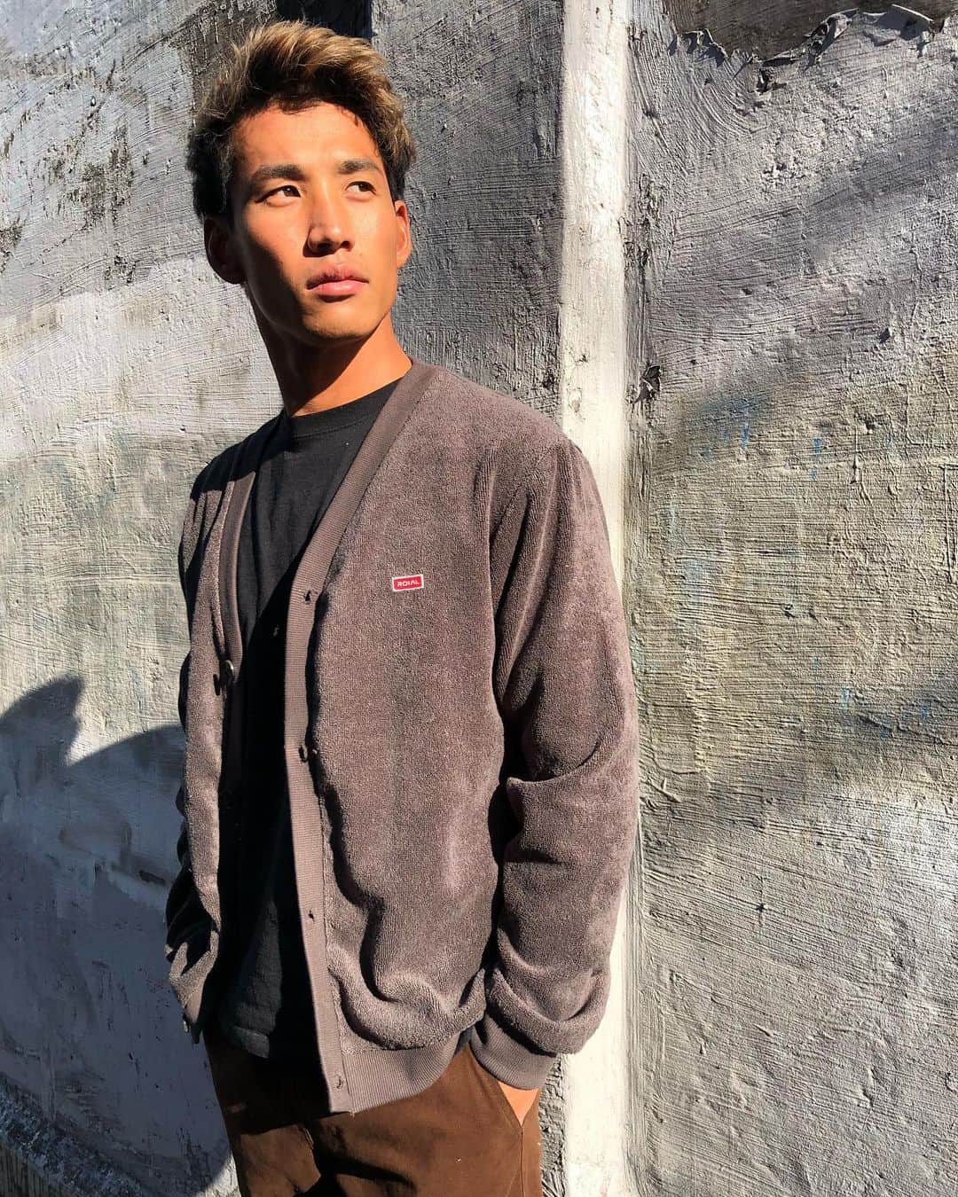 PORT of CALL Cafe&Store Tokyoのインスタグラム：「【21 SPRING  ROIAL】 NEW ARRIVAL❗️ 最近は暖かくなったと思ったらまた寒くなったり。 洋服選びに悩んでしまう日もしばしば… 春の装いをしたいにも気温に悩まされてしまう方にオススメの「カーディガン」が @roial_intl よりリリース。 パイル素材は涼しいイメージがありますが、今回リリースしたカーディガンは、生地を厚手にしているので、保温力もしっかりあります。 ヴィジュアルでは春をイメージさせながらも、寒暖差のある今時期に暖かさも備わった「MANHATTAN パイルカーディガン」。 春のコーディネイトの一着に。 @kaikiyamanaka  #roial #new #collection #portofcalldaikanyama #cafeandstore」
