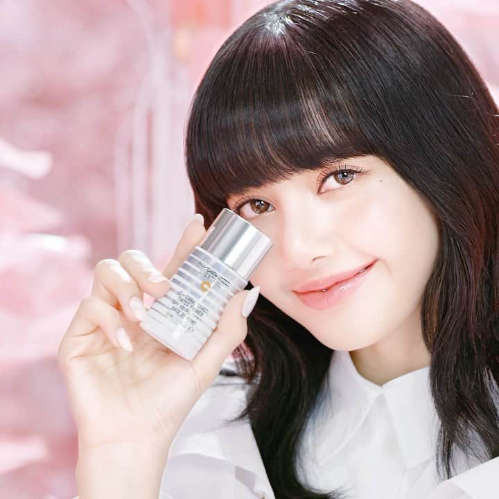 M∙A∙C Cosmetics Japanのインスタグラム：「肌をトーンアップし、ハリとなめらかさを演出するメイクアップベース、ライトフル C+ ティンティッド プライマー SPF 45と、  肌にぴたっと密着し、まるで素肌のように肌悩みをカバーするライトフル C+ ナチュラリー フローレス SPF 35 ファンデーション。  ㅤ ライトフル Cシリーズで、LISA @lalalalisa_m の明るいツヤ肌を手に入れて🌸✨ ㅤ 詳細は➡ https://bit.ly/3d5GdMC をチェック！  #MACLIGHTFULC #MACLOVESLISA」