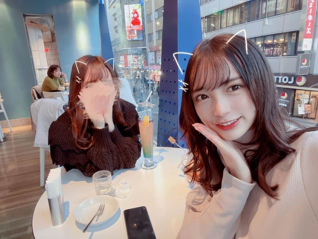 神谷樹里奈さんのインスタグラム写真 - (神谷樹里奈Instagram)「holiday ☀︎ ☕︎  友達のカメラの猫耳がとても可愛いかった🐈 楽しくなってプリクラとか撮っちゃったりした  #カフェ#素敵な休日 #今日のコーデ コーデ #フルーツティー #猫耳 #ぷりくら #ぷりんと倶楽部」2月10日 13時01分 - __oystersushi