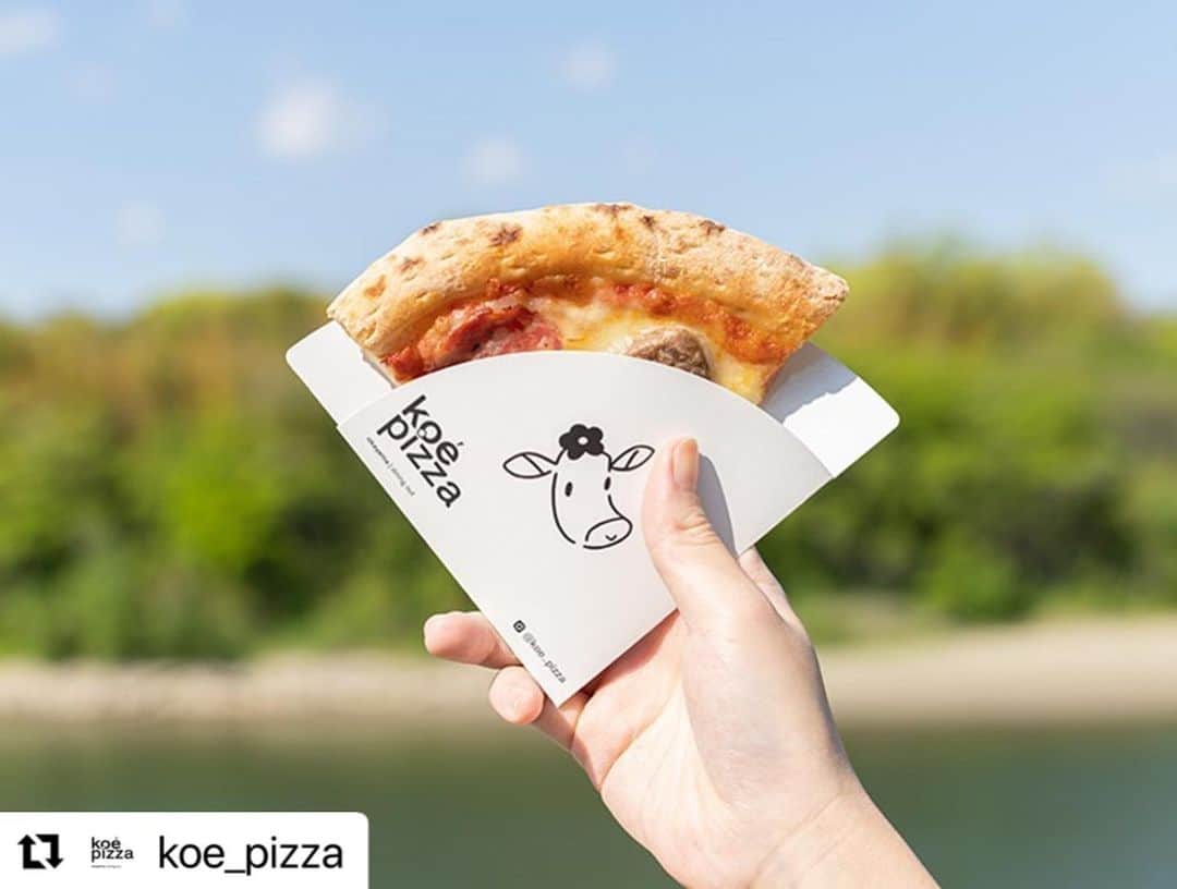コエのインスタグラム：「. 1/4 slice pizzaは、 片手で持って食べられる新しいピッツァ！ 現在販売中のメニューは２種類🍕  ◯ マルゲリータ　¥380+tax ◯ ソーセージ&サラミ　¥450+tax  手軽にお楽しみいただけるピッツァです！ . . . 《２月 営業時間》 2月1日〜2月11日  10:00-17:00 2月12日〜2月28日  10:00-20:00 / テイクアウトのみ . . #koe #koepizza #ethical #pizza #okayama #okayamapizza #okayamacafe #diningout #domainetetta #コエ #コエピザ #ピザ  #エシカル #岡山 #岡山グルメ #岡山カフェ #岡山レストラン#岡山ピザ #岡山ランチ #地産地消 #岡山観光 #石山公園 #岡山城 #後楽園 #ダイニングアウト #チーズメルト #長場雄 #萬代基介 #スライスピザ」