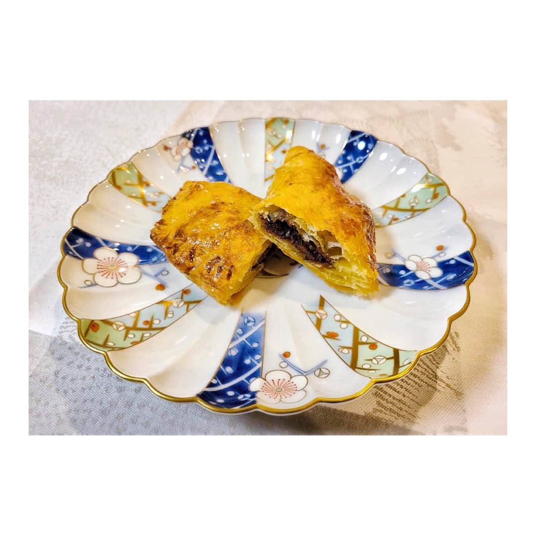長野美郷さんのインスタグラム写真 - (長野美郷Instagram)「おまけ！ アップルパイを作った時の生地が余ったので、 ラムレーズンチョコを挟んでチョコパイ焼いてみました。  思いつきの割にいい感じ😊  普段、買って食べることは少ないですが、 たまに作るととっても楽しい♪  #チョコパイ #ラムレーズンチョコ #焼き上がるとチョコとろり 器についてのコメントもいつもありがとうございます。 こちらは#香蘭社 です。梅の花の柄が可愛くて💕 #器好き」2月10日 13時04分 - misato_nagano_1127